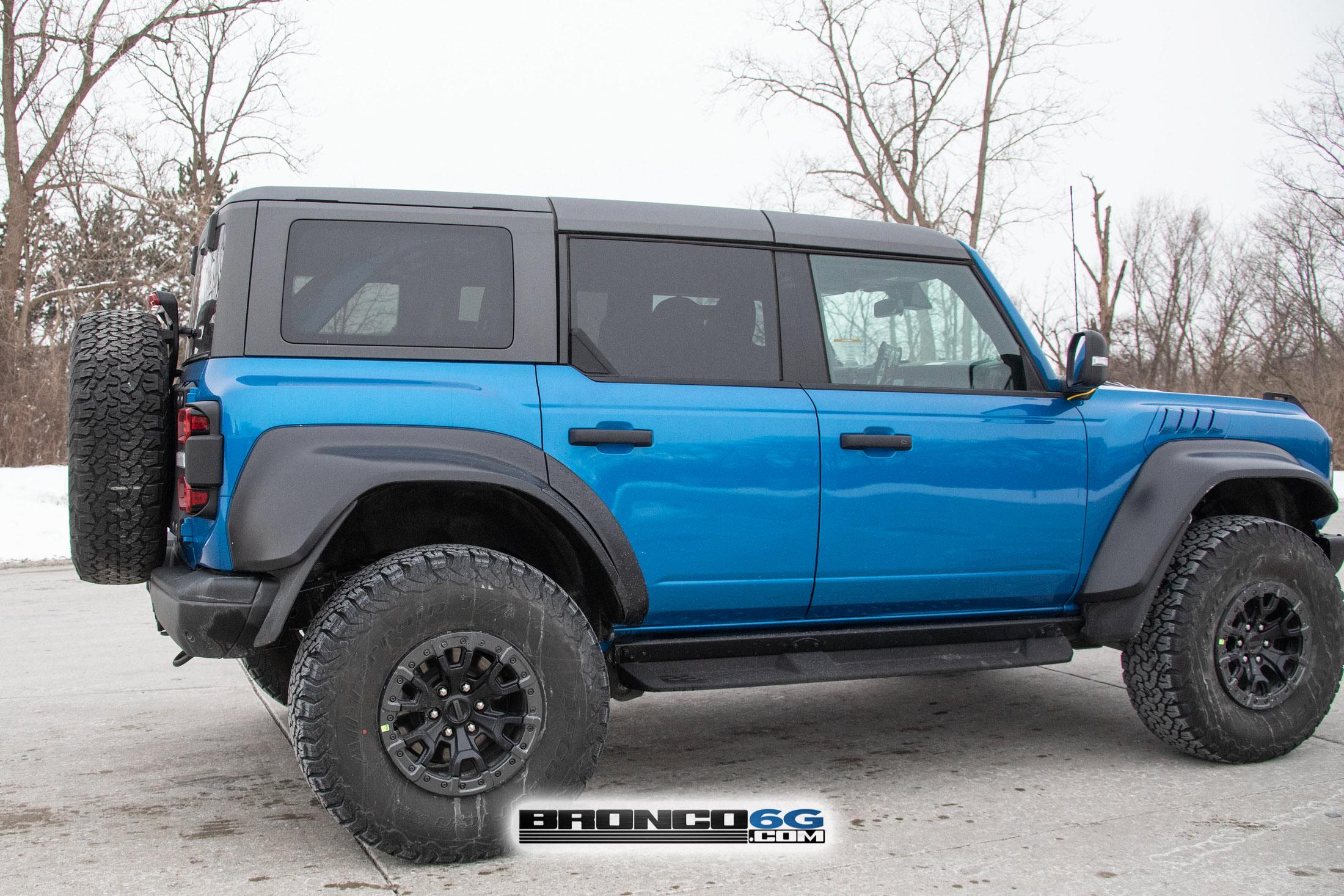 Ford Bronco 📸 Now See 2022 Bronco Raptor in Velocity Blue & Shadow Black With Painted Fender Flares! Velocity Blue Bronco Raptor 4