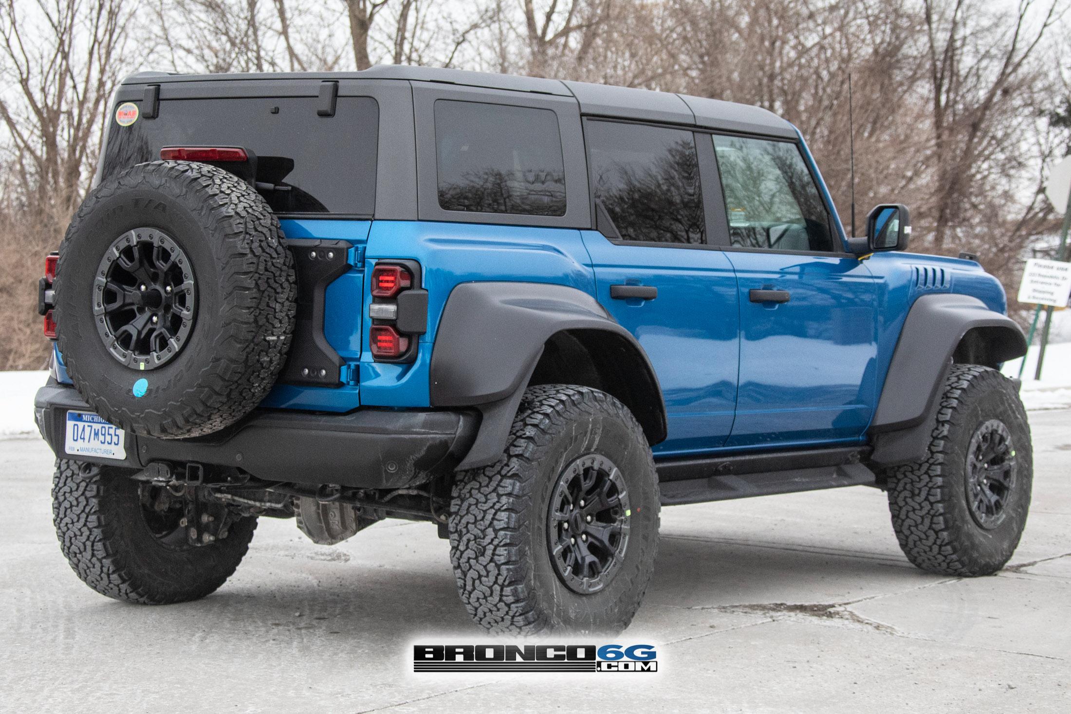 Ford Bronco 📸 Now See 2022 Bronco Raptor in Velocity Blue & Shadow Black With Painted Fender Flares! Velocity Blue Bronco Raptor 9