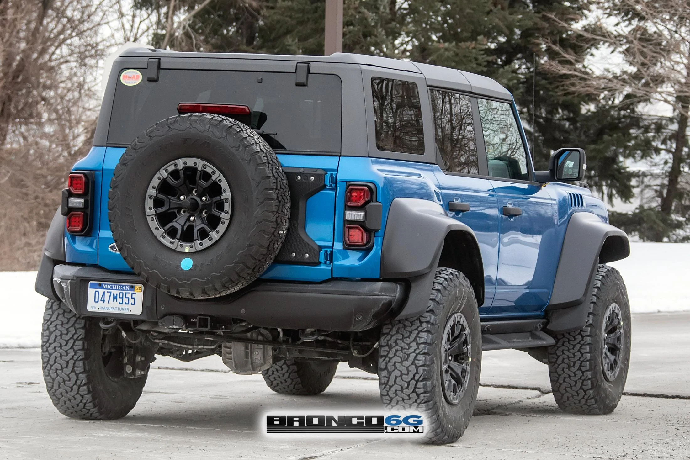 Ford Bronco 📸 Now See 2022 Bronco Raptor in Velocity Blue & Shadow Black With Painted Fender Flares! Velocity Blue Bronco Raptor 10