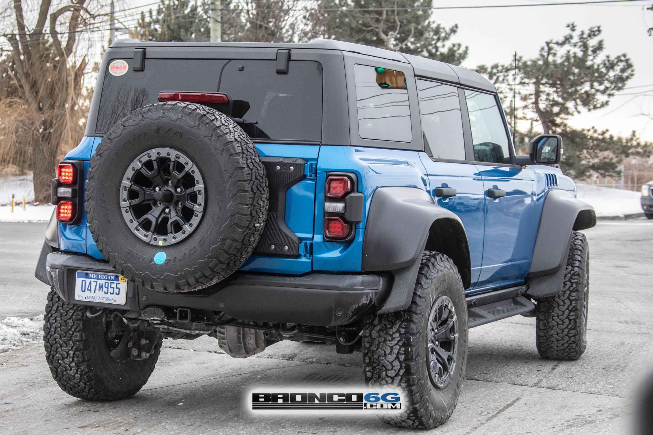 Ford Bronco 📸 Now See 2022 Bronco Raptor in Velocity Blue & Shadow Black With Painted Fender Flares! Velocity Blue Bronco Raptor 16