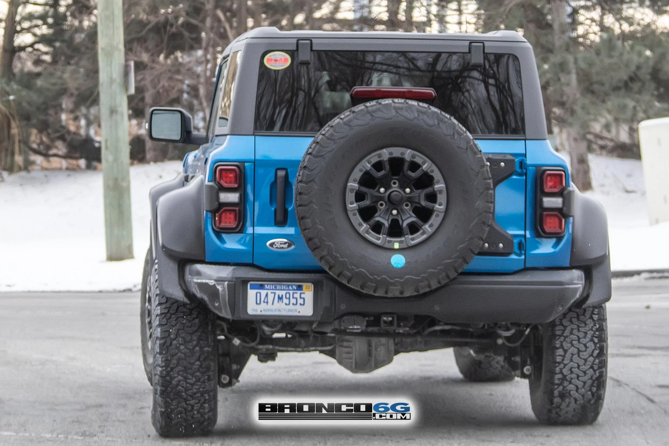 Ford Bronco 📸 Now See 2022 Bronco Raptor in Velocity Blue & Shadow Black With Painted Fender Flares! Velocity Blue Bronco Raptor 17