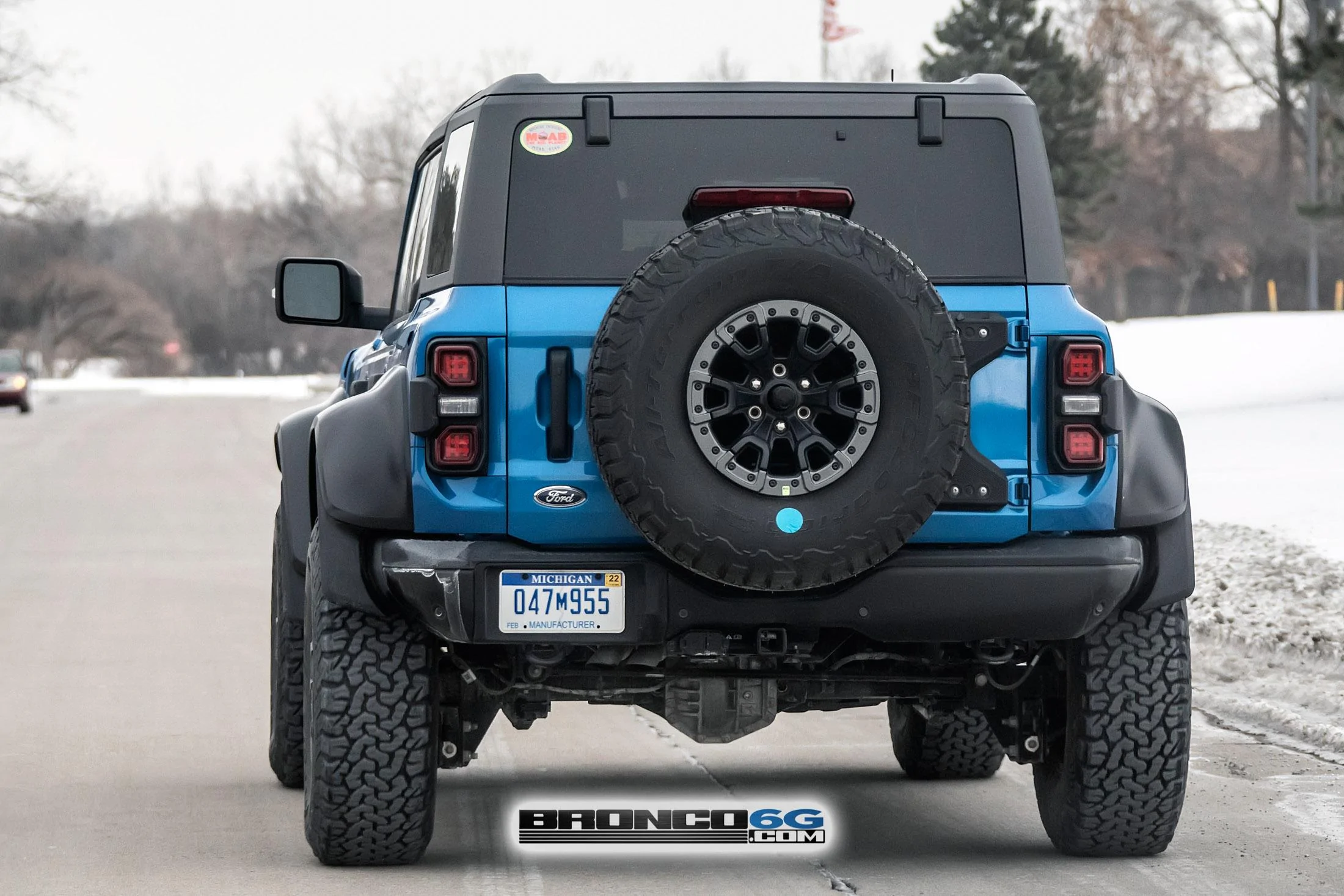 Ford Bronco 📸 Now See 2022 Bronco Raptor in Velocity Blue & Shadow Black With Painted Fender Flares! Velocity Blue Bronco Raptor 7