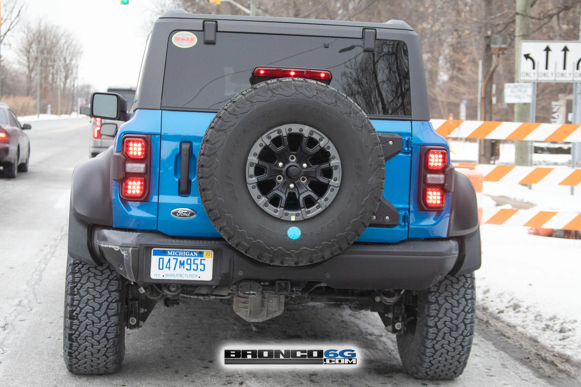 Ford Bronco 📸 Now See 2022 Bronco Raptor in Velocity Blue & Shadow Black With Painted Fender Flares! Velocity Blue Bronco Raptor 6