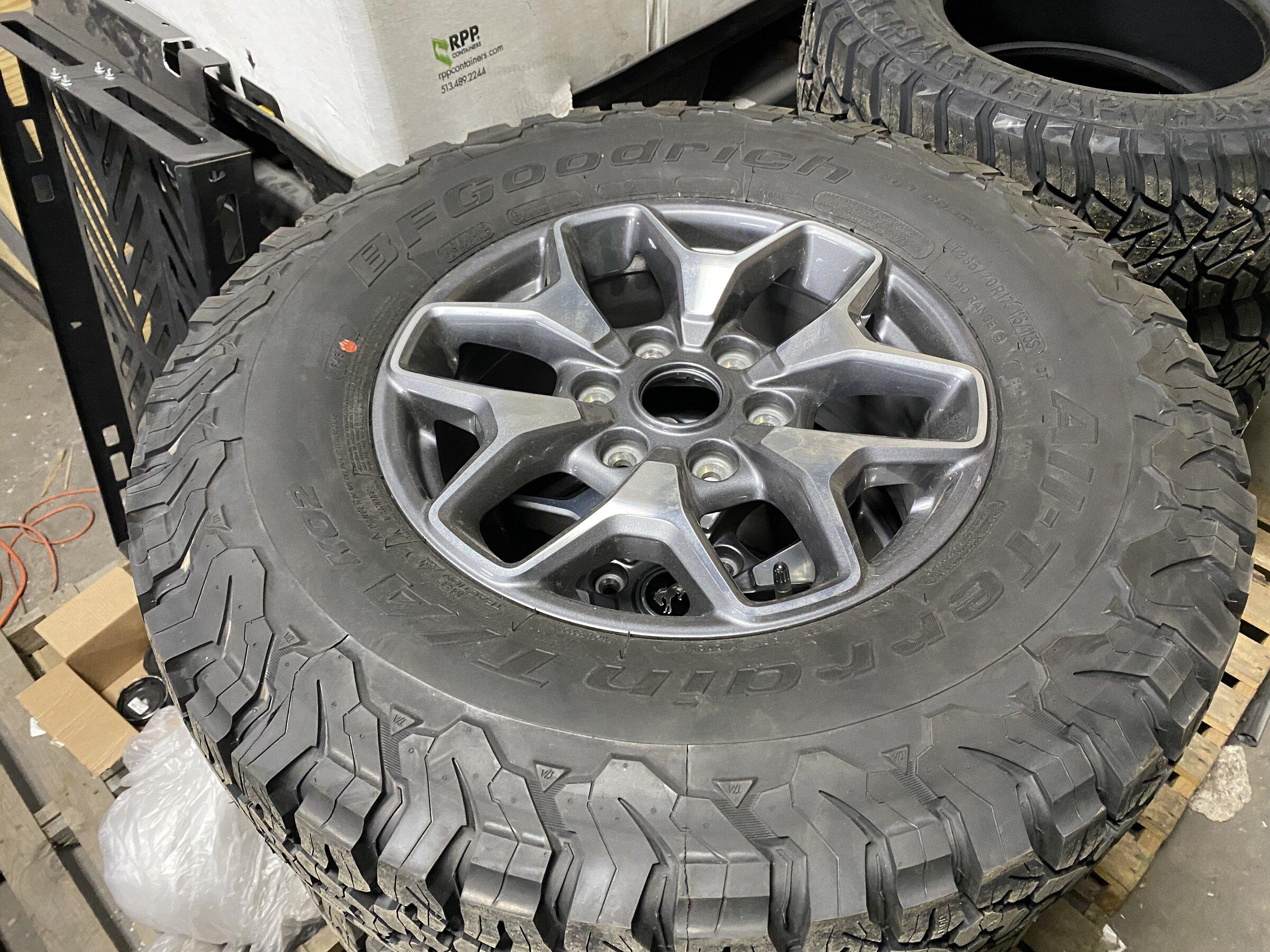 Ford Bronco Badlands wheels and tires. E46924F0-489F-4AAB-9048-31FCCFE9C60F