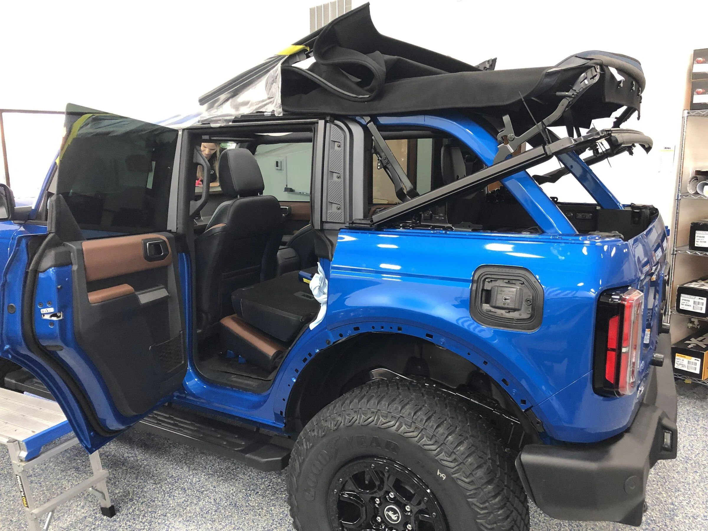 Ford Bronco VELOCITY BLUE Bronco Club 93E024E2-CDE4-4078-A41B-32C897208DCB