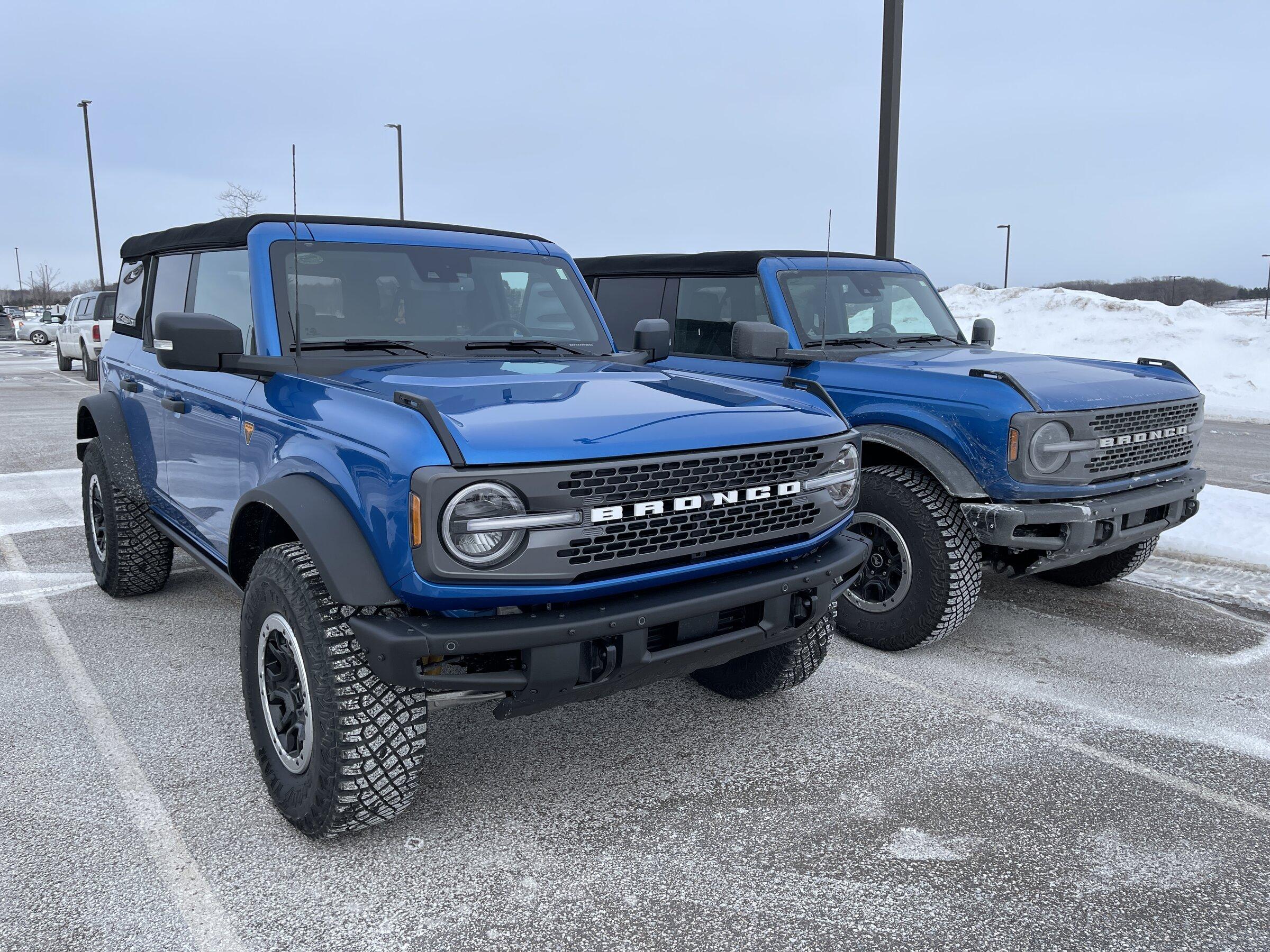 Ford Bronco VELOCITY BLUE Bronco Club 51A0EB5B-1A36-4407-8E27-AABDE80B8ACD