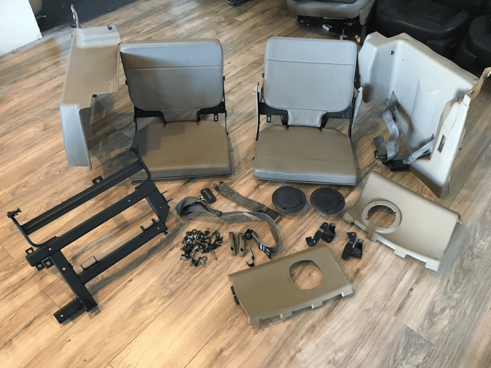 Ford Bronco Third row jump seat options? 1643575349009