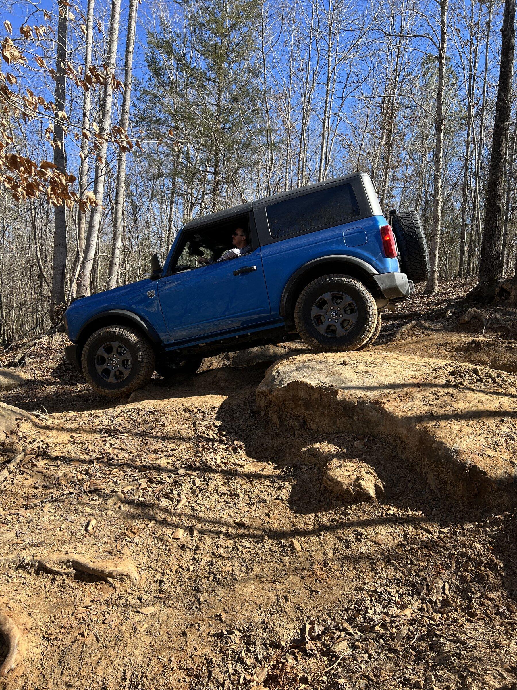 Ford Bronco VELOCITY BLUE Bronco Club 6EB26899-4E4B-4159-A771-DF604F5EA9E1