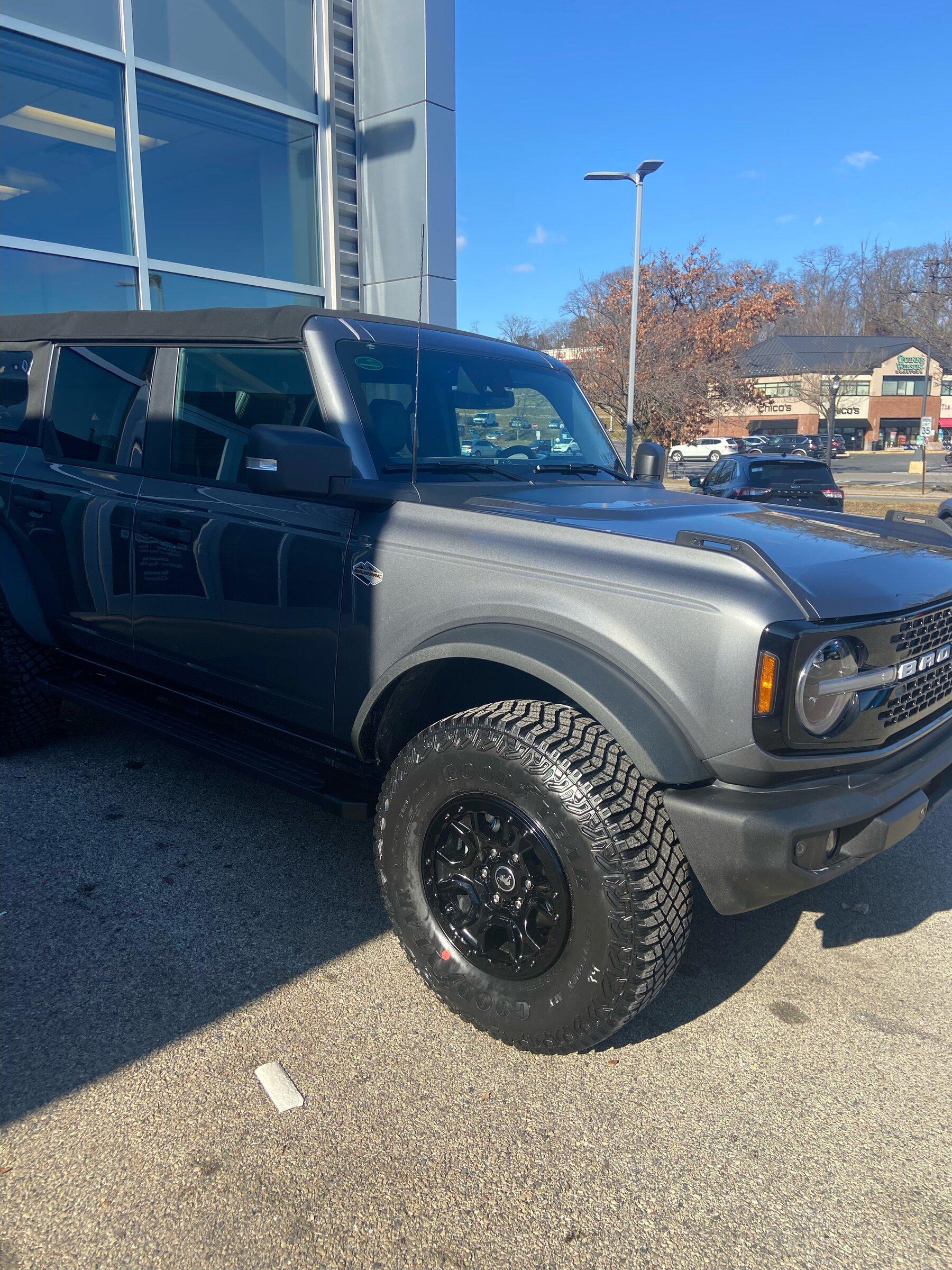 Ford Bronco CARBONIZED GRAY Bronco Club 5D5FAB90-C12E-4946-AFC6-03EA731BFBC9