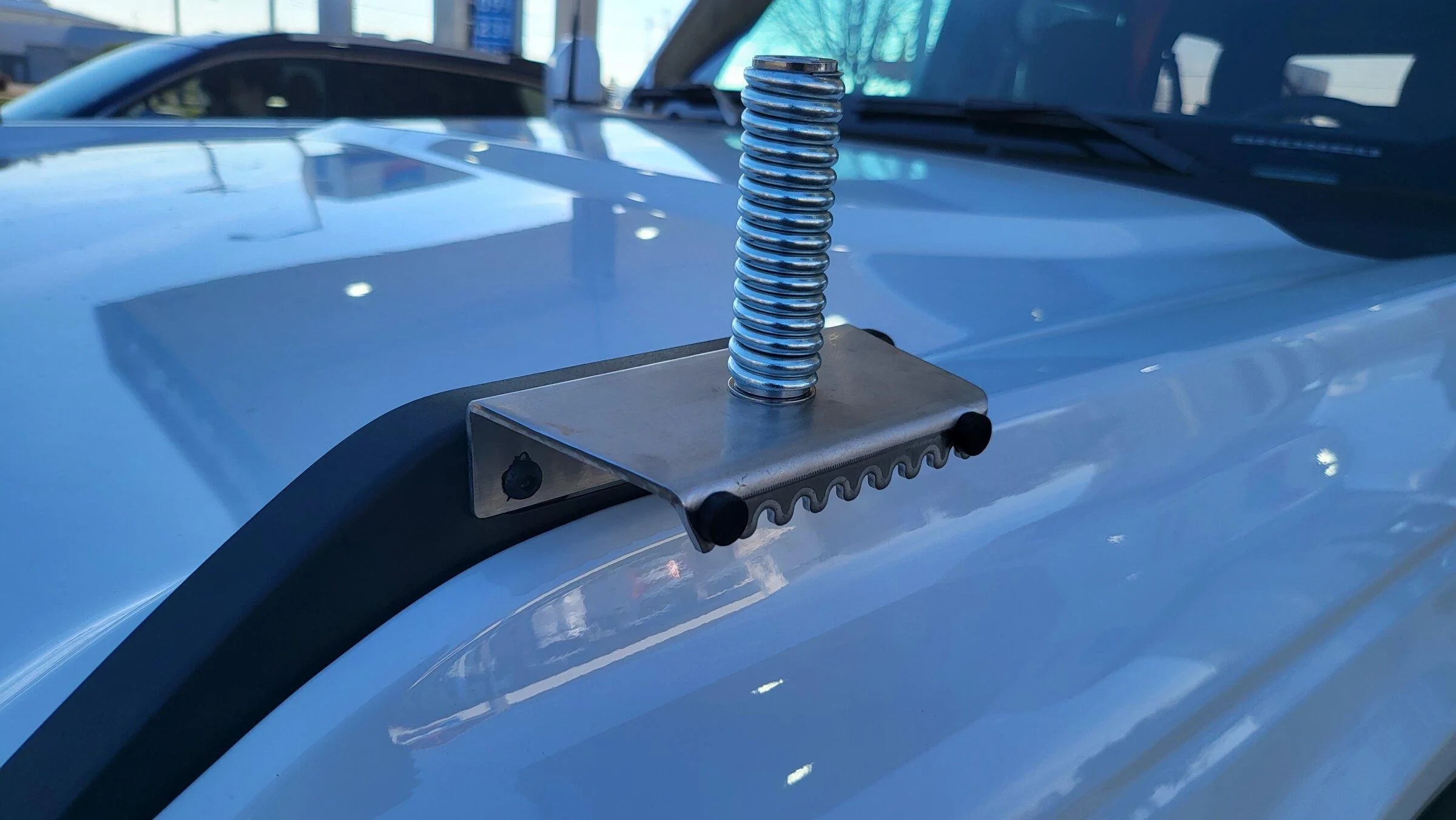 Ford Bronco FLAG WHIP quick solution installed 2022-01-29 12.51.43