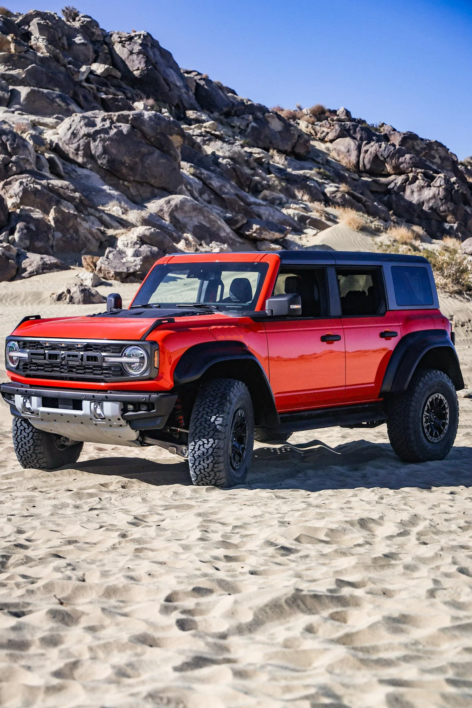 Ford Bronco Bronco RAPTOR Walkaround & Comparison Next to Outer Banks @ KOH F4B3D6FF-8D0A-4894-B289-C3B68AEEE53E