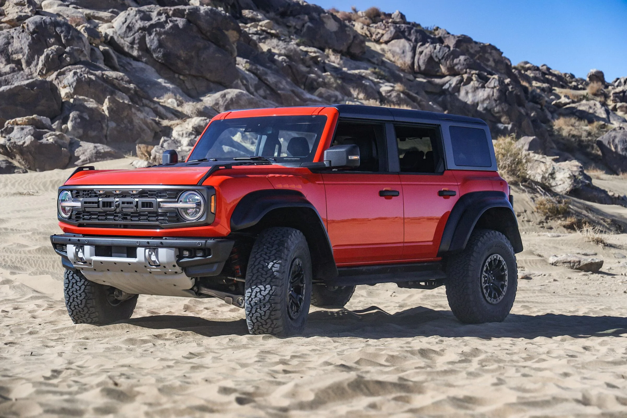 Ford Bronco Bronco RAPTOR Walkaround & Comparison Next to Outer Banks @ KOH D1755359-741F-45D6-BCD7-267E8CD4015F