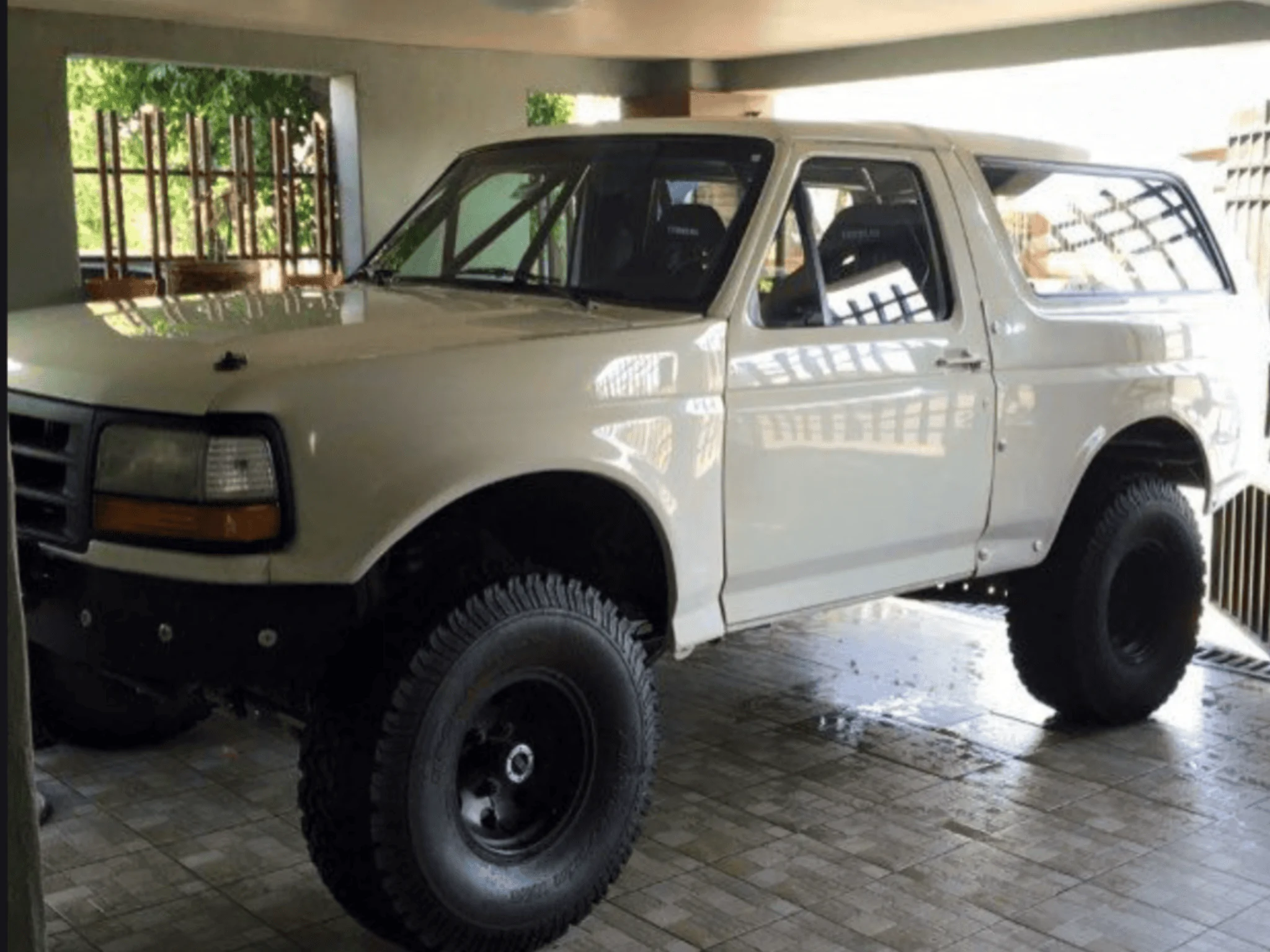 Ford Bronco Bronco RAPTOR Walkaround & Comparison Next to Outer Banks @ KOH 43168160-1134-405F-8D7B-EC51B7DB213C