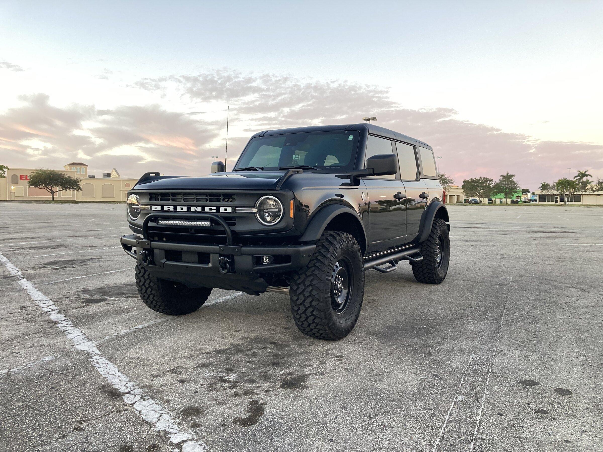 Ford Bronco SHADOW BLACK Bronco Club 04115B2A-1B9B-45AA-B43B-1799A2BD0688