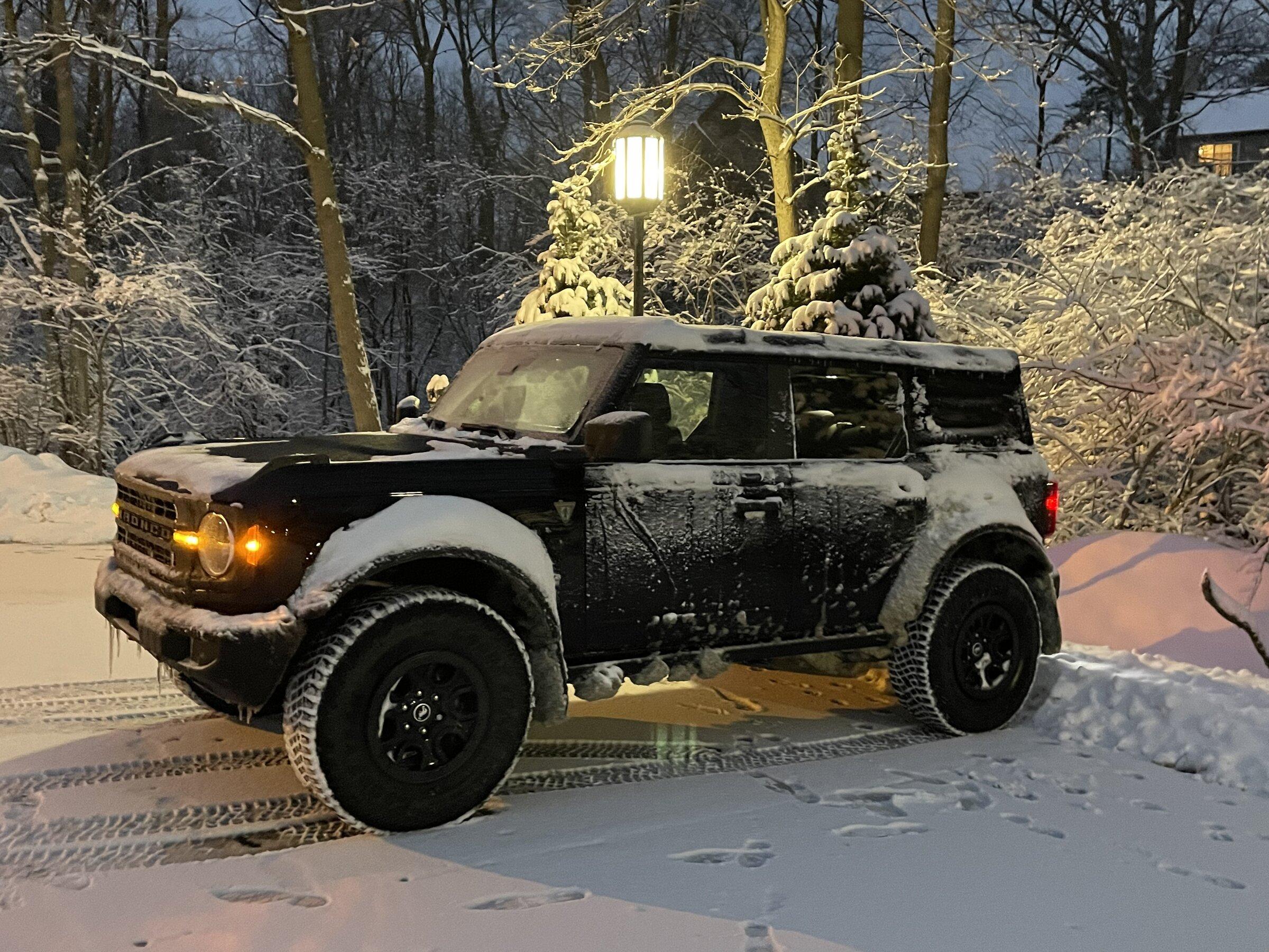 Ford Bronco Base Squatch Soft Top Looking Good in the Snow 6208A853-5F2F-478B-BCAA-E8D085F57345