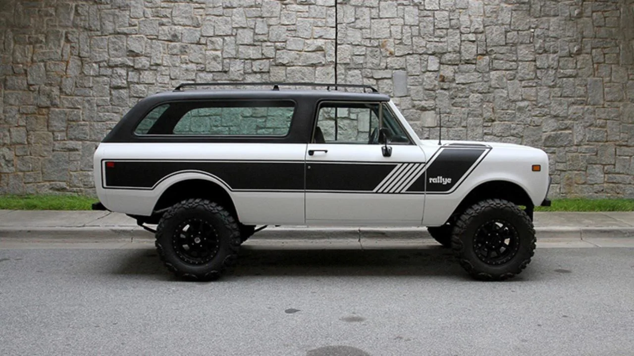 Ford Bronco Long wheelbase 2 Door 1976-International-Scout-Traveler-5-1280x720
