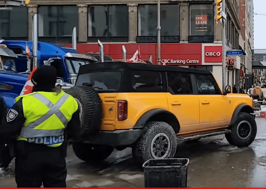 Ford Bronco Cyber Orange OB in Ottawa. 1644427240736