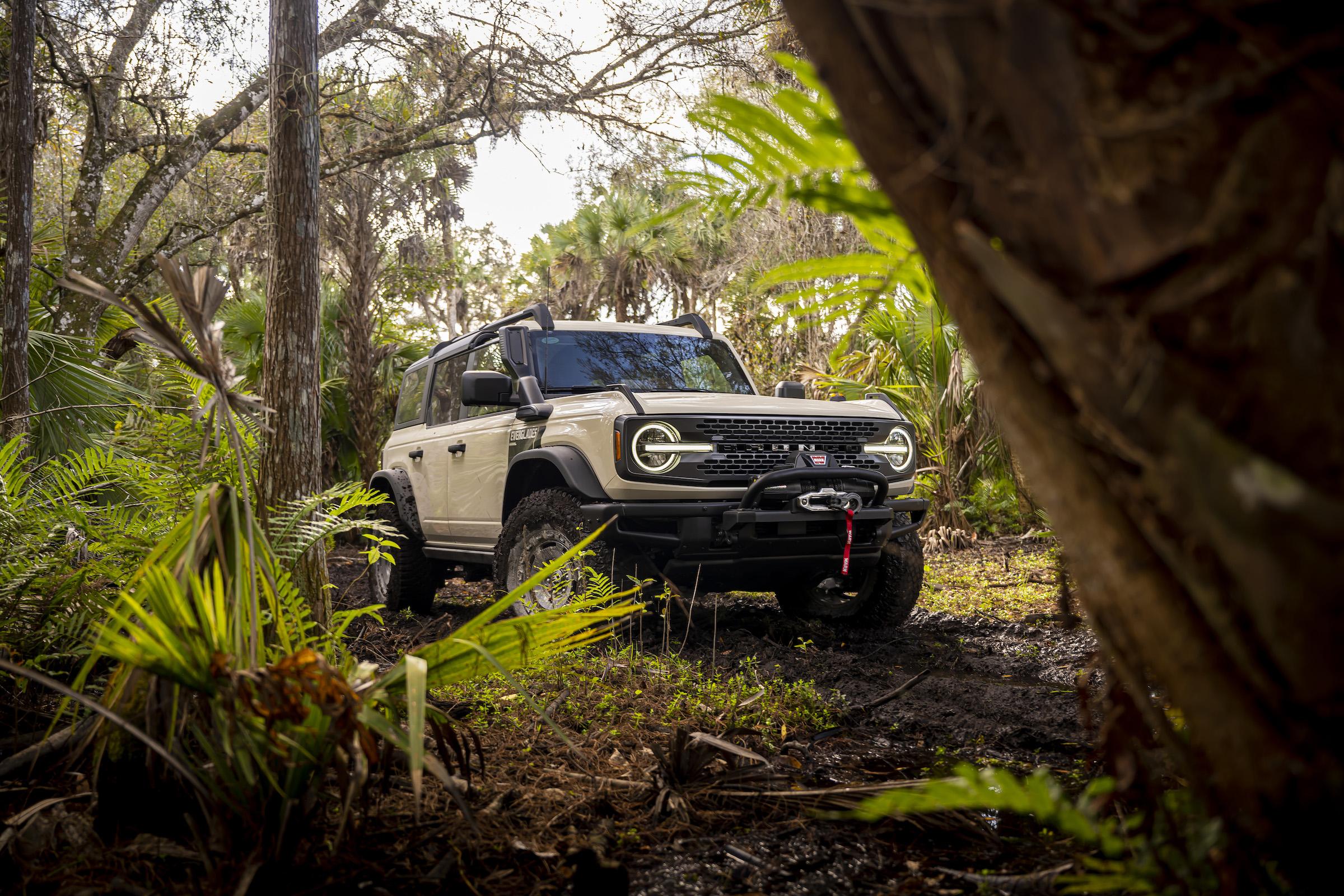 2022 Ford Bronco Everglades_Desert Sand_01.jpg