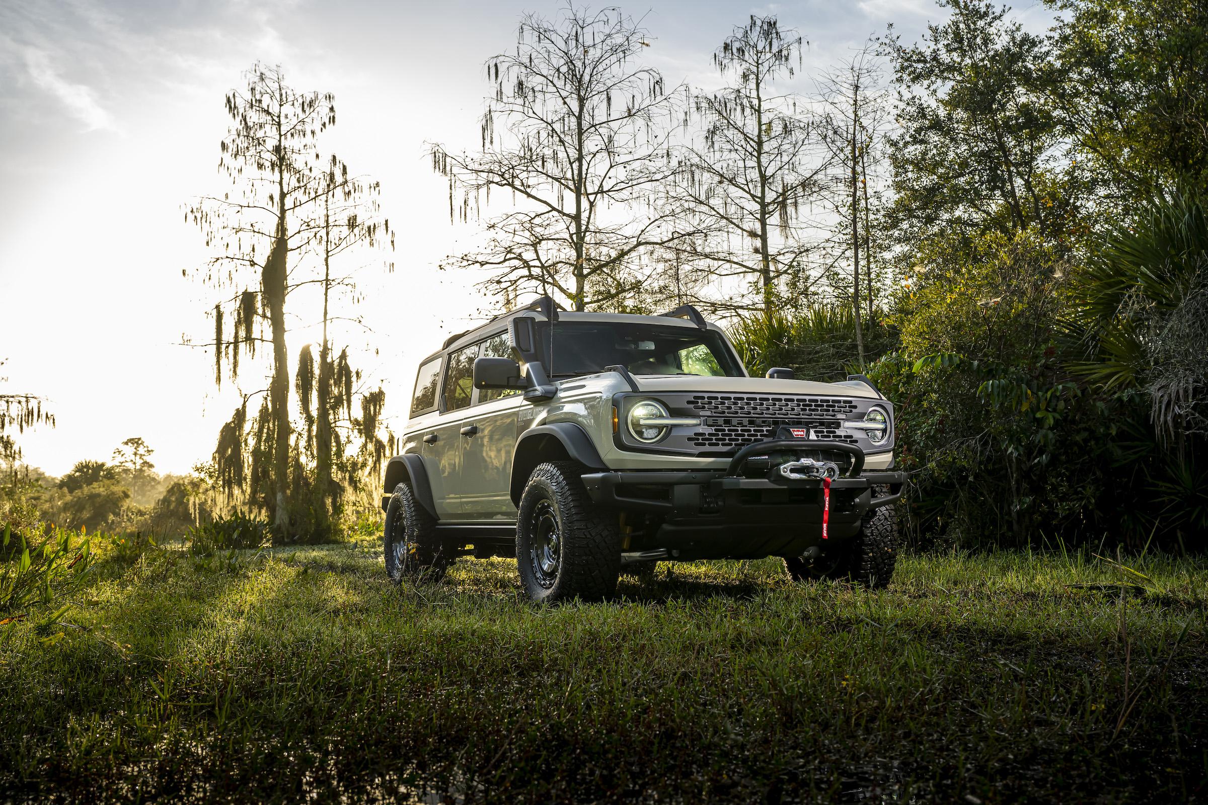 2022 Ford Bronco Everglades_Desert Sand_02.jpg