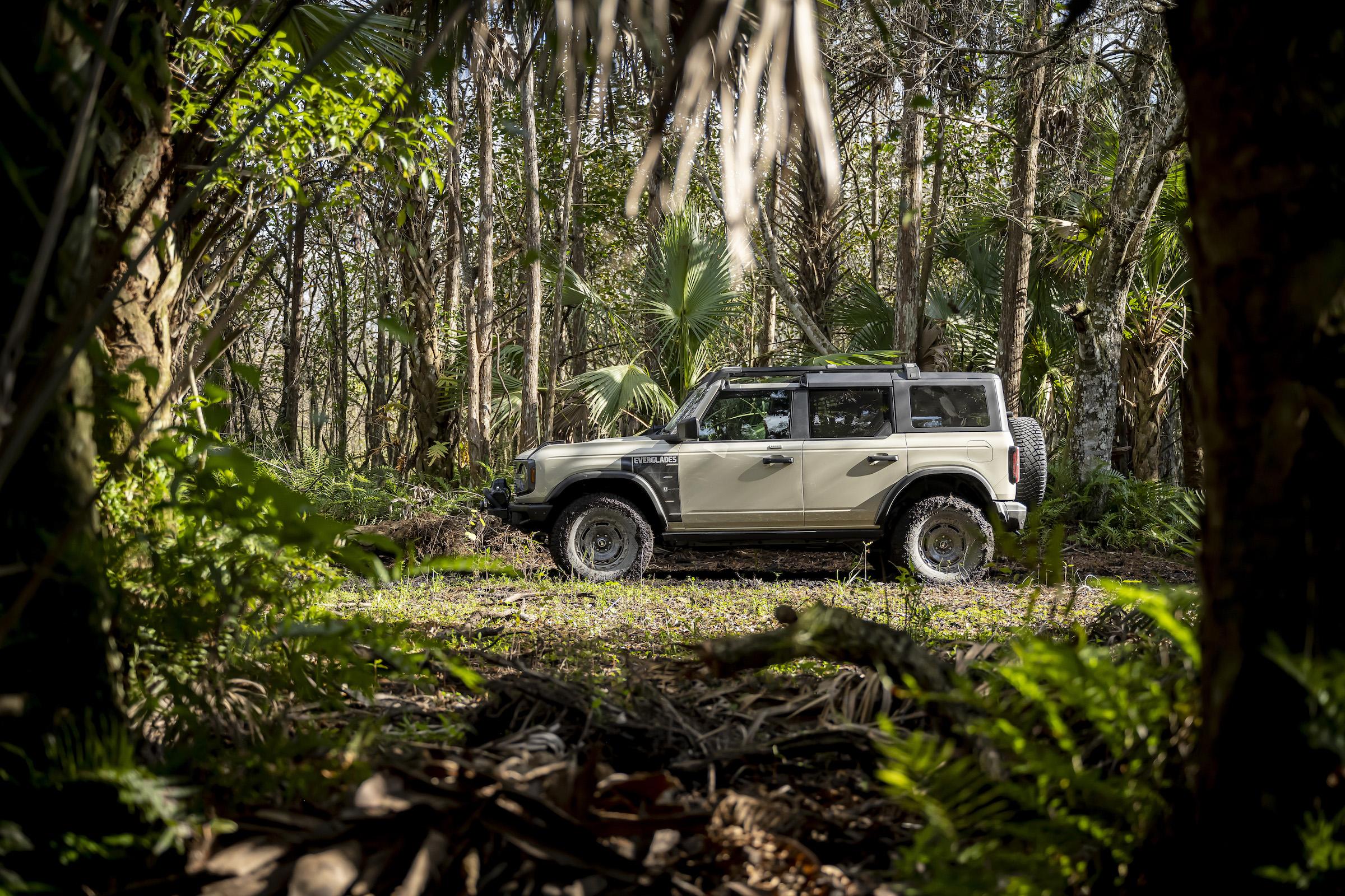 2022 Ford Bronco Everglades_Desert Sand_03.jpg