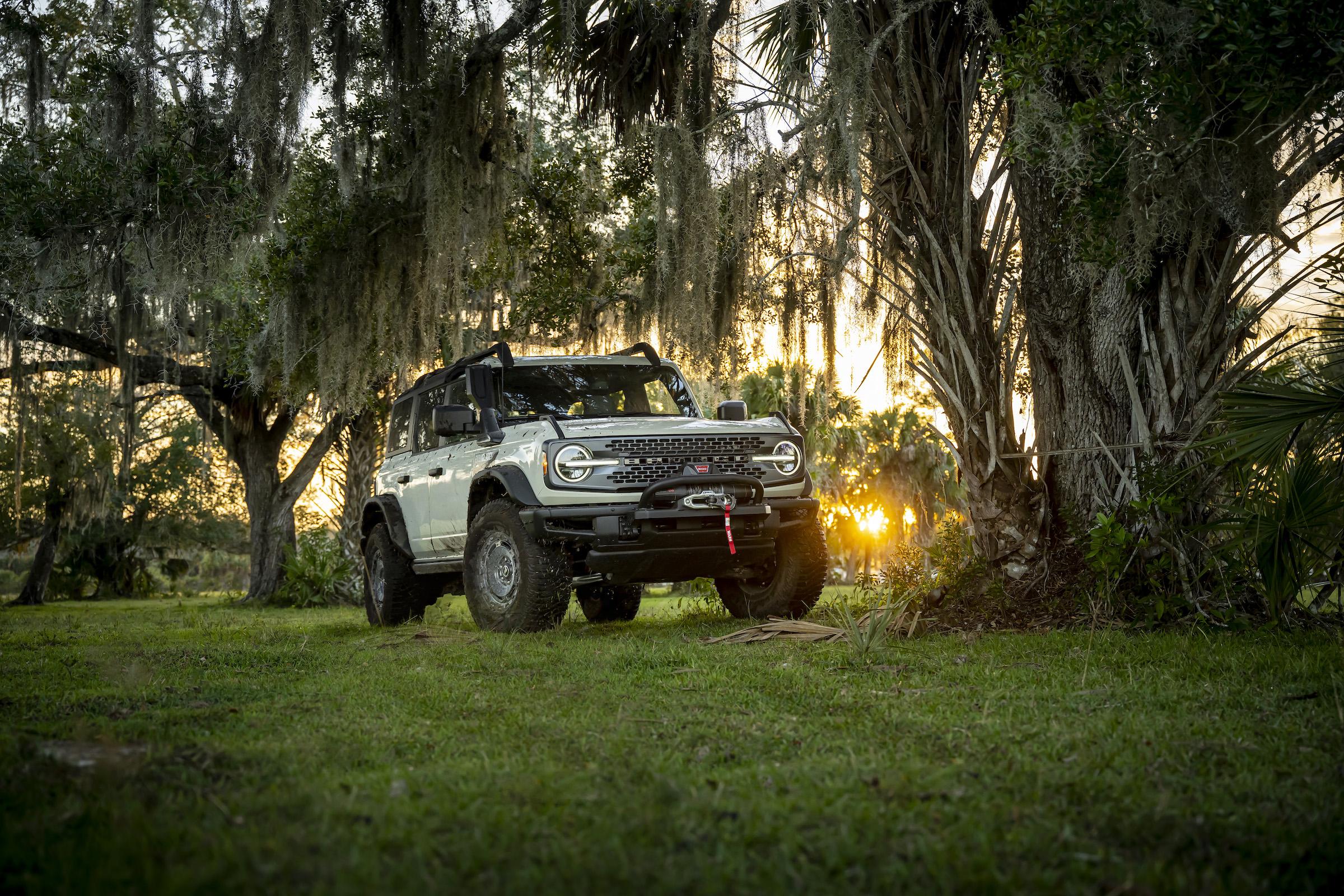 2022 Ford Bronco Everglades_Desert Sand_04.jpg