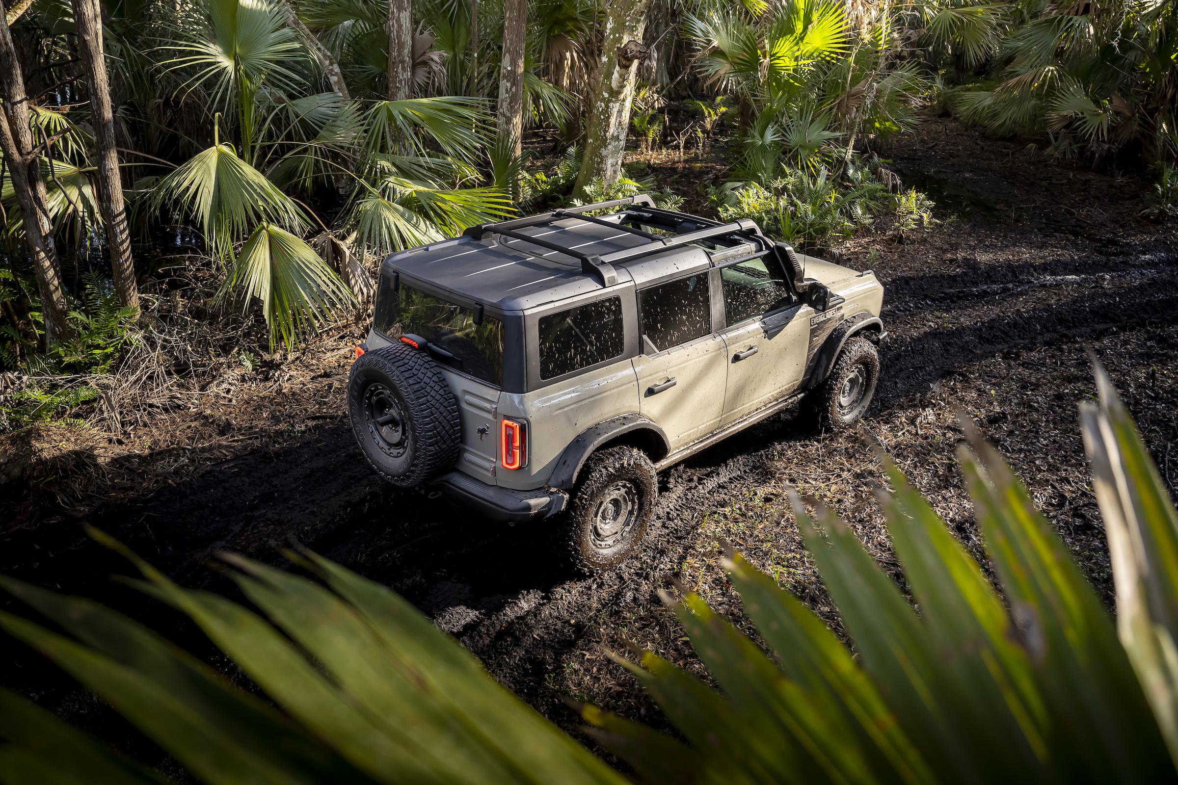 2022 Ford Bronco Everglades_Desert Sand_05.jpg