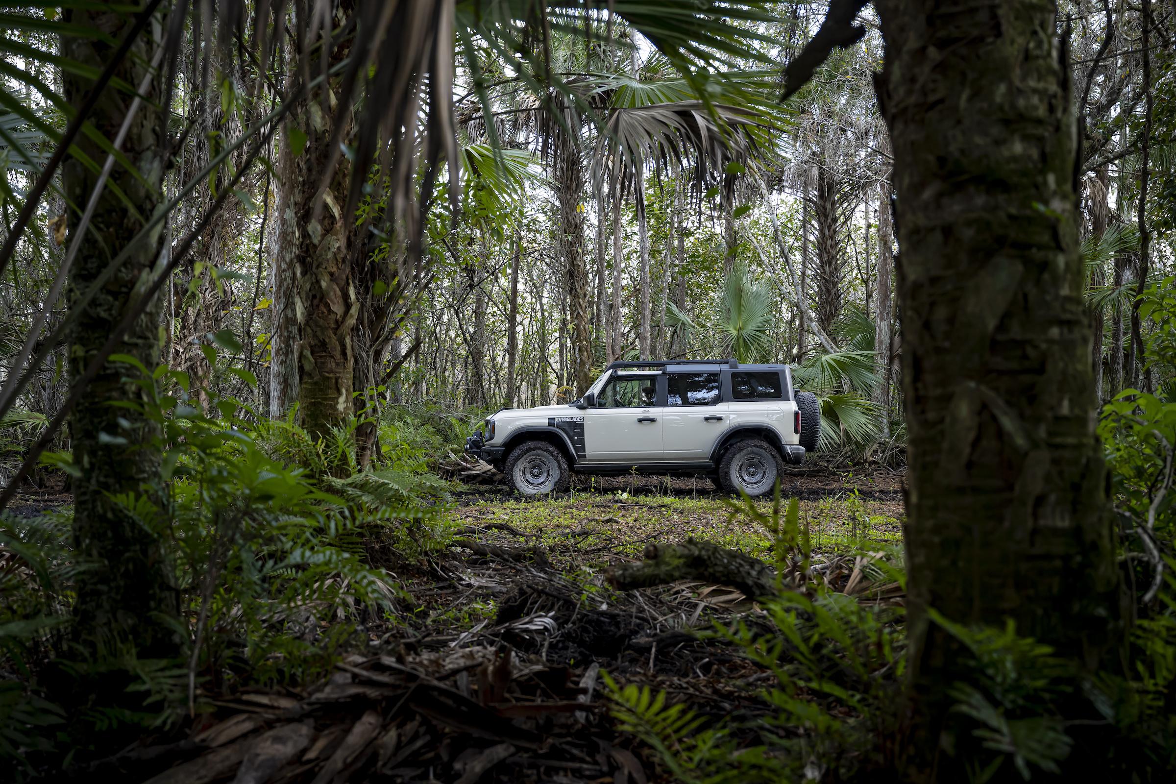 2022 Ford Bronco Everglades_Desert Sand_06.jpg