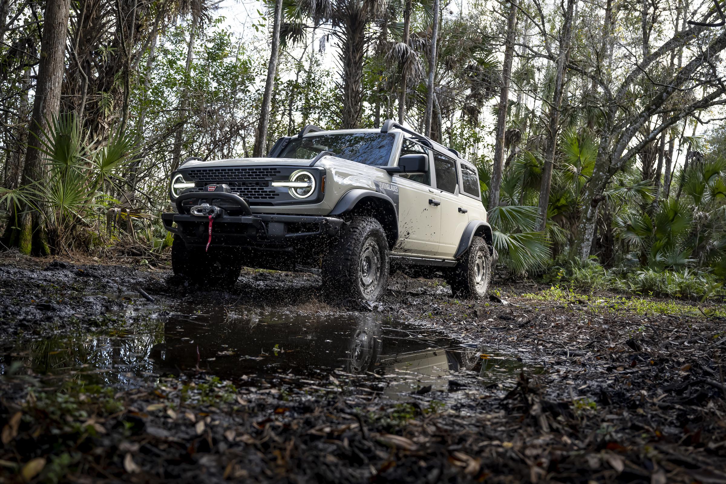 2022 Ford Bronco Everglades_Desert Sand_07.jpg