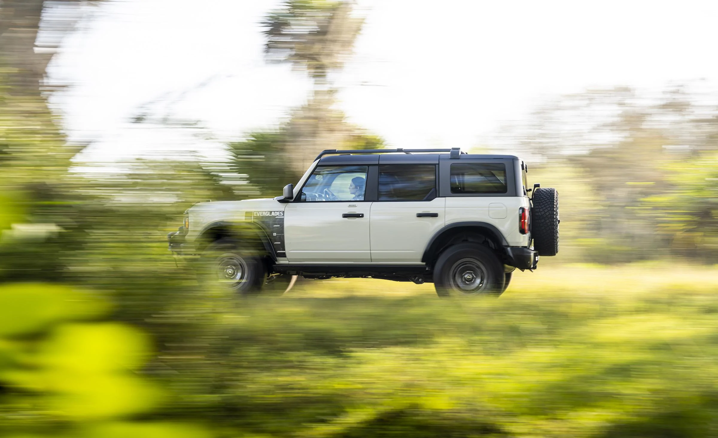 2022 Ford Bronco Everglades_Desert Sand_08.webp