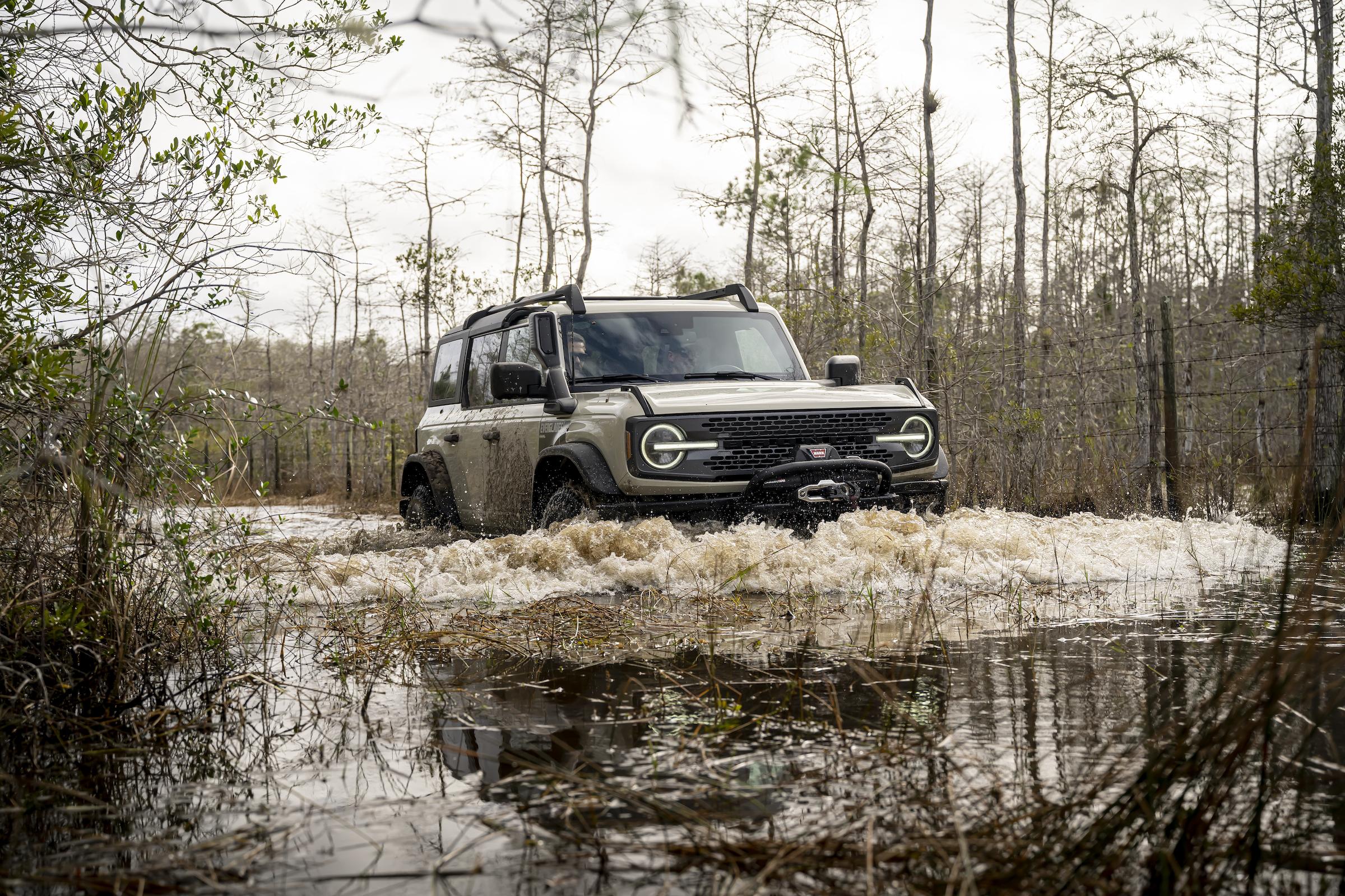 2022 Ford Bronco Everglades_Desert Sand_14.jpg
