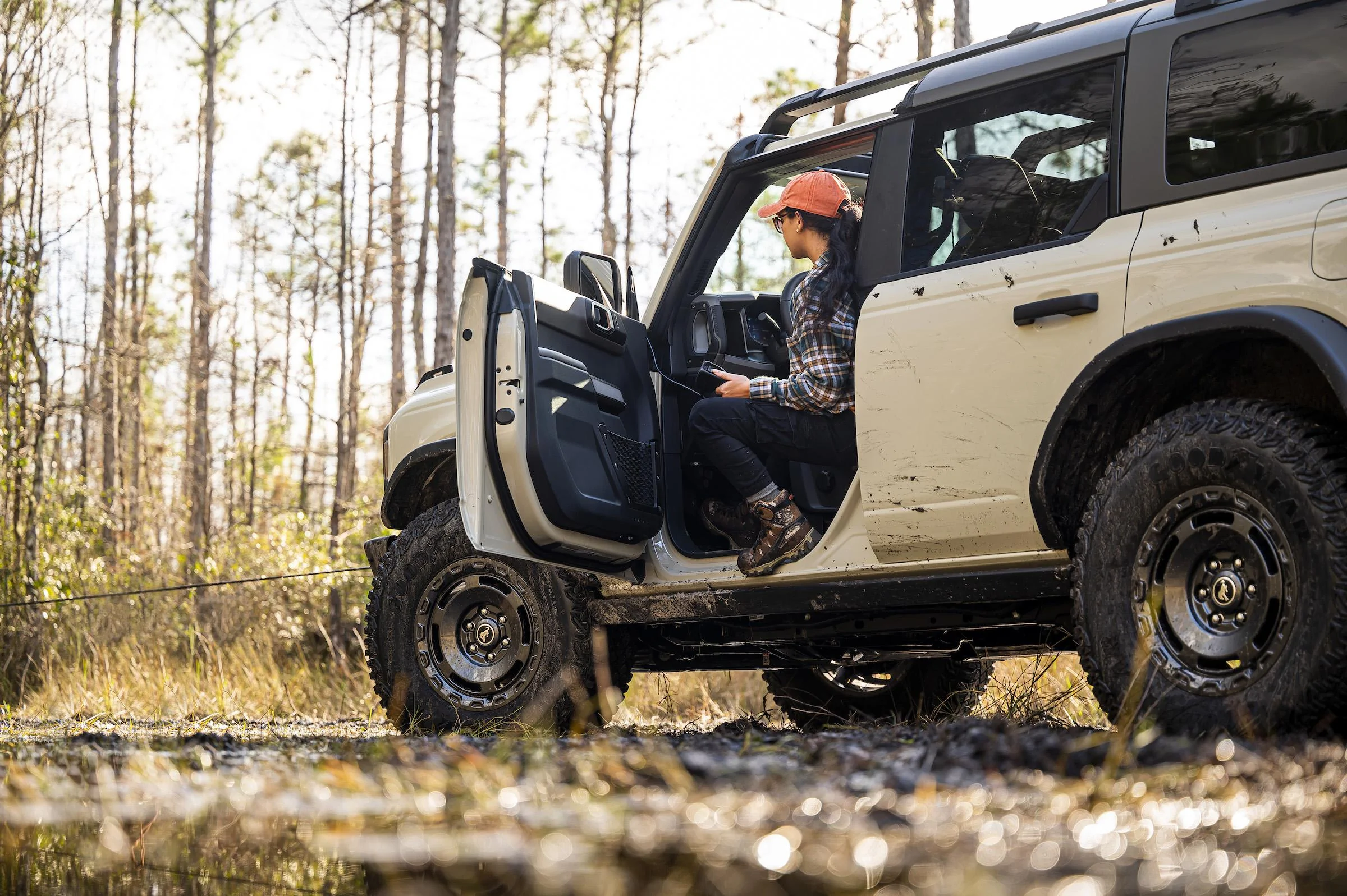 2022 Ford Bronco Everglades_Desert Sand_19.webp
