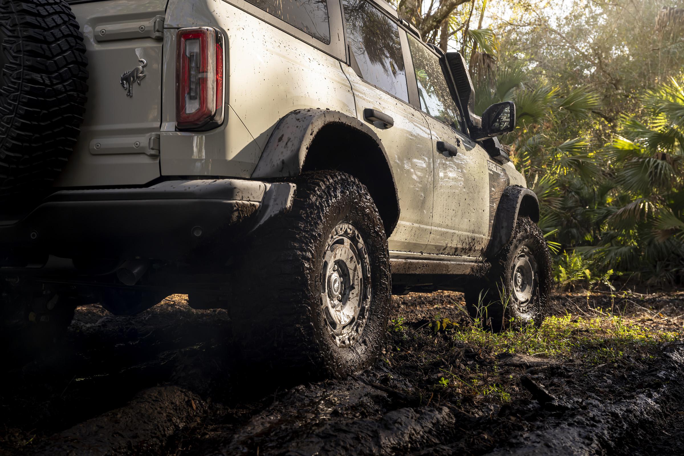 2022 Ford Bronco Everglades_Desert Sand_24.jpg