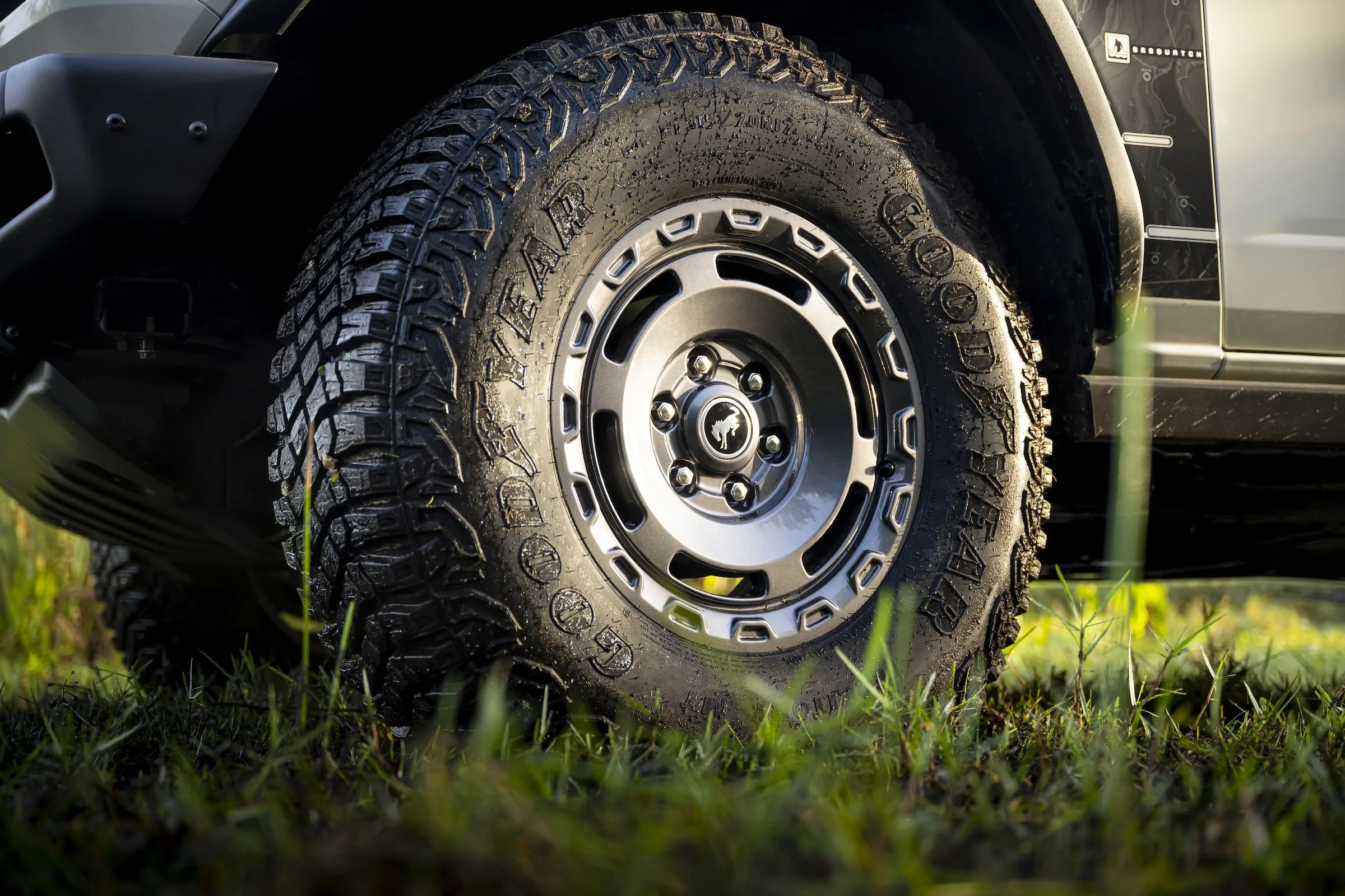 2022 Ford Bronco Everglades_Desert Sand_25.webp