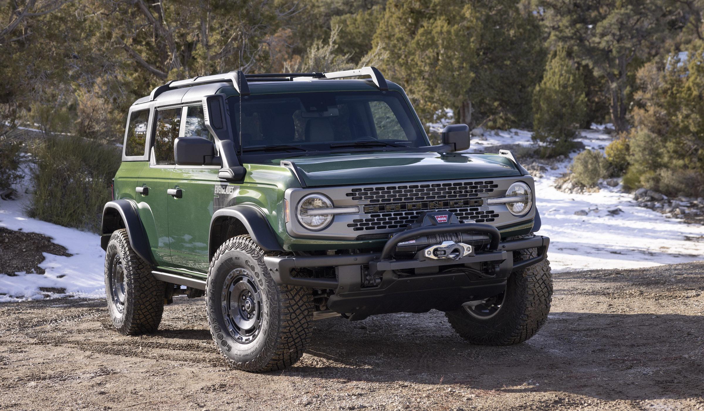 2022 Ford Bronco Everglades_Eruption Green_01.jpg