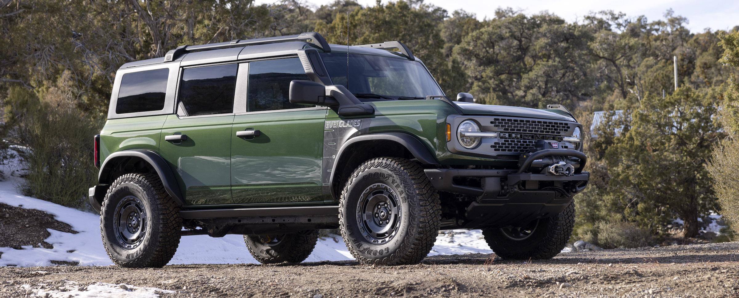 2022 Ford Bronco Everglades_Eruption Green_02.jpg