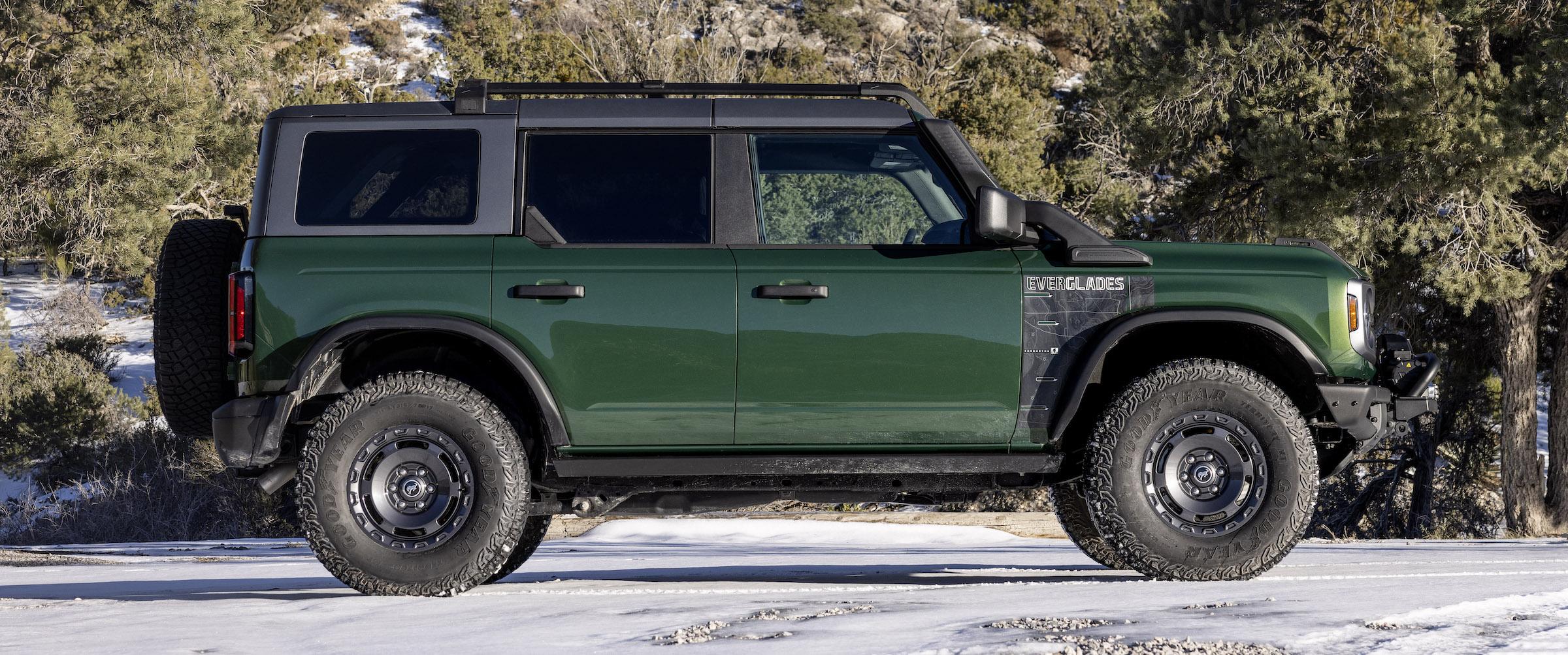 2022 Ford Bronco Everglades_Eruption Green_03.jpg