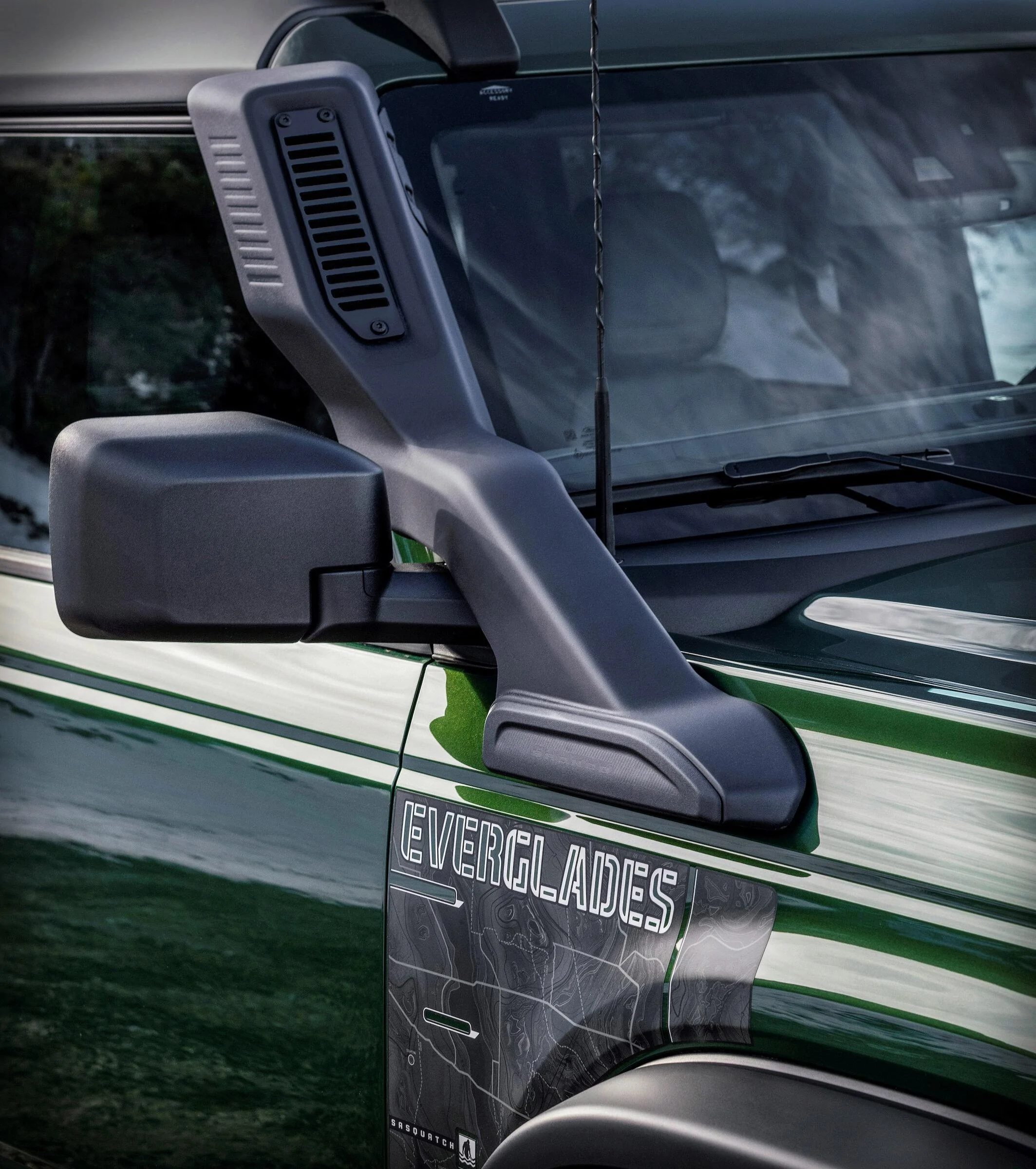 2022 Ford Bronco Everglades_Eruption Green_11.webp