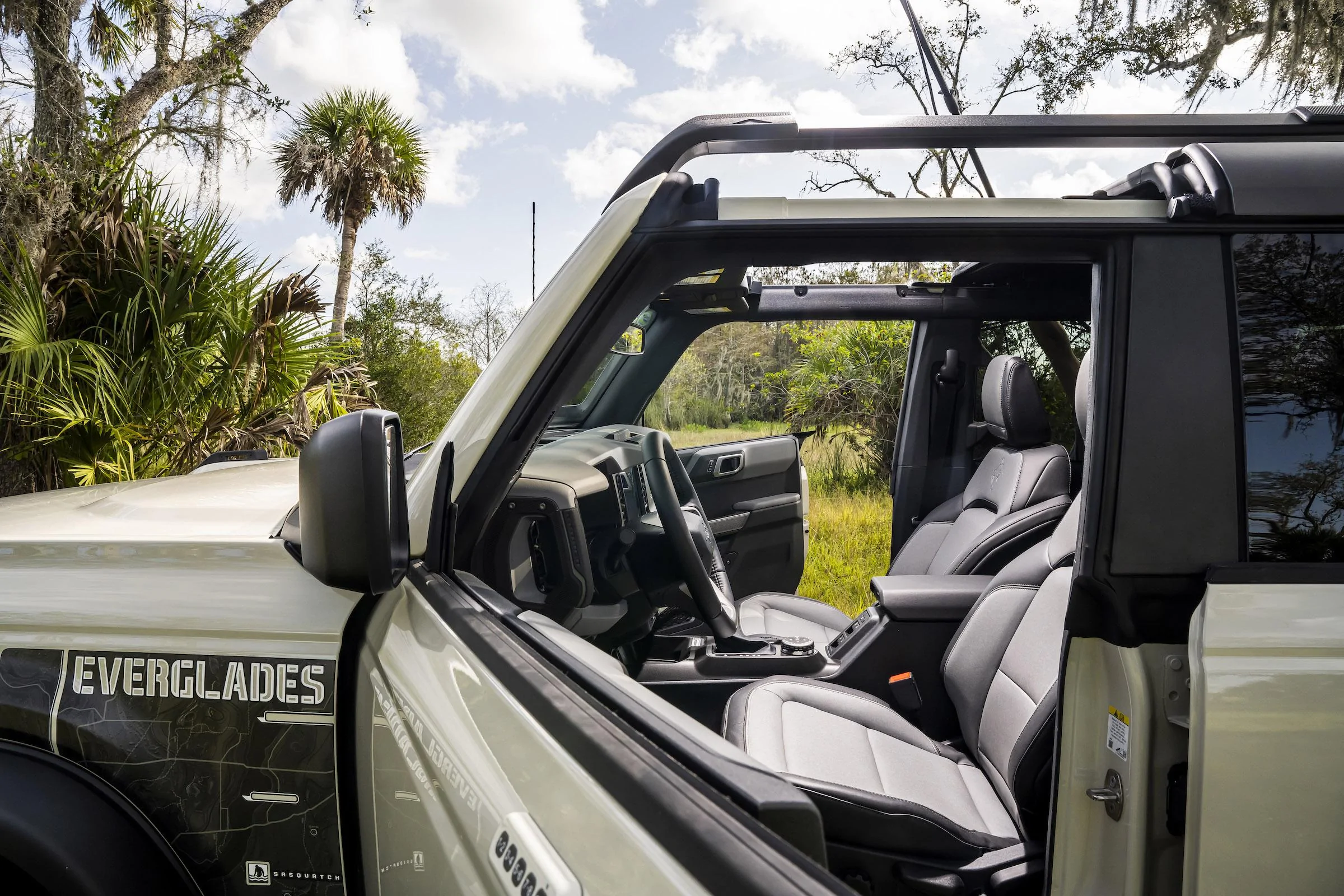 2022 Ford Bronco Everglades_interior_01.webp