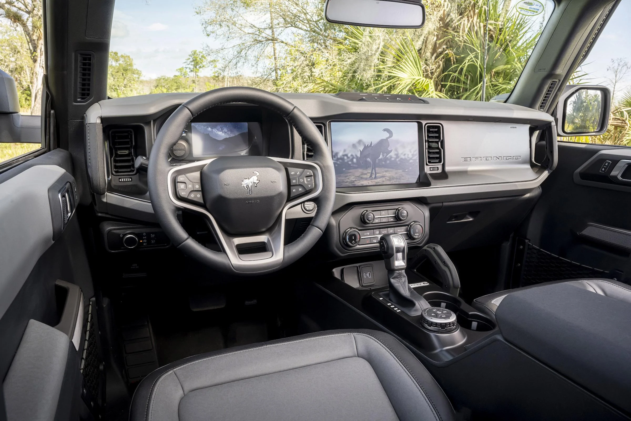 2022 Ford Bronco Everglades_interior_02.webp