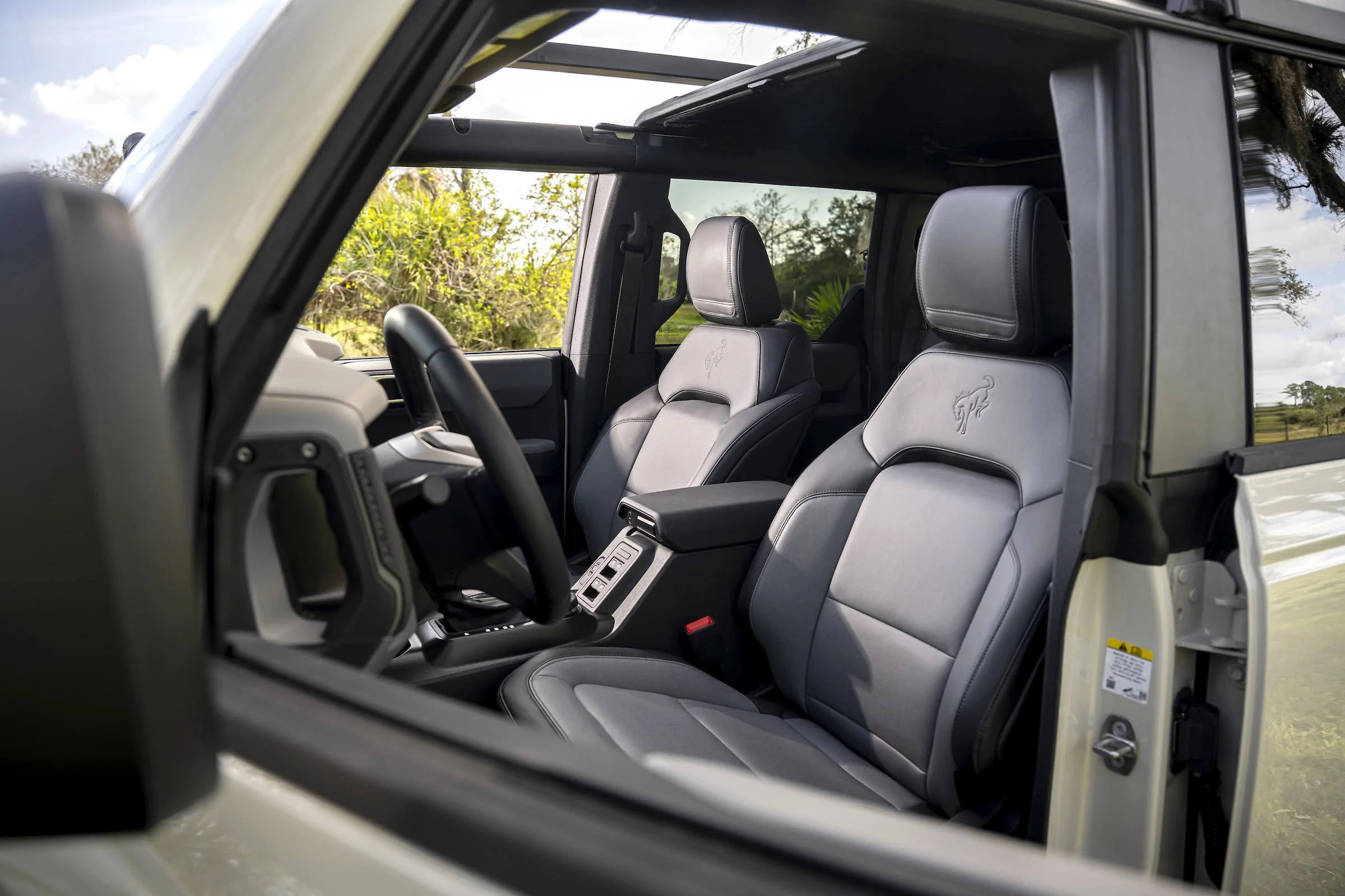 2022 Ford Bronco Everglades_interior_03.webp