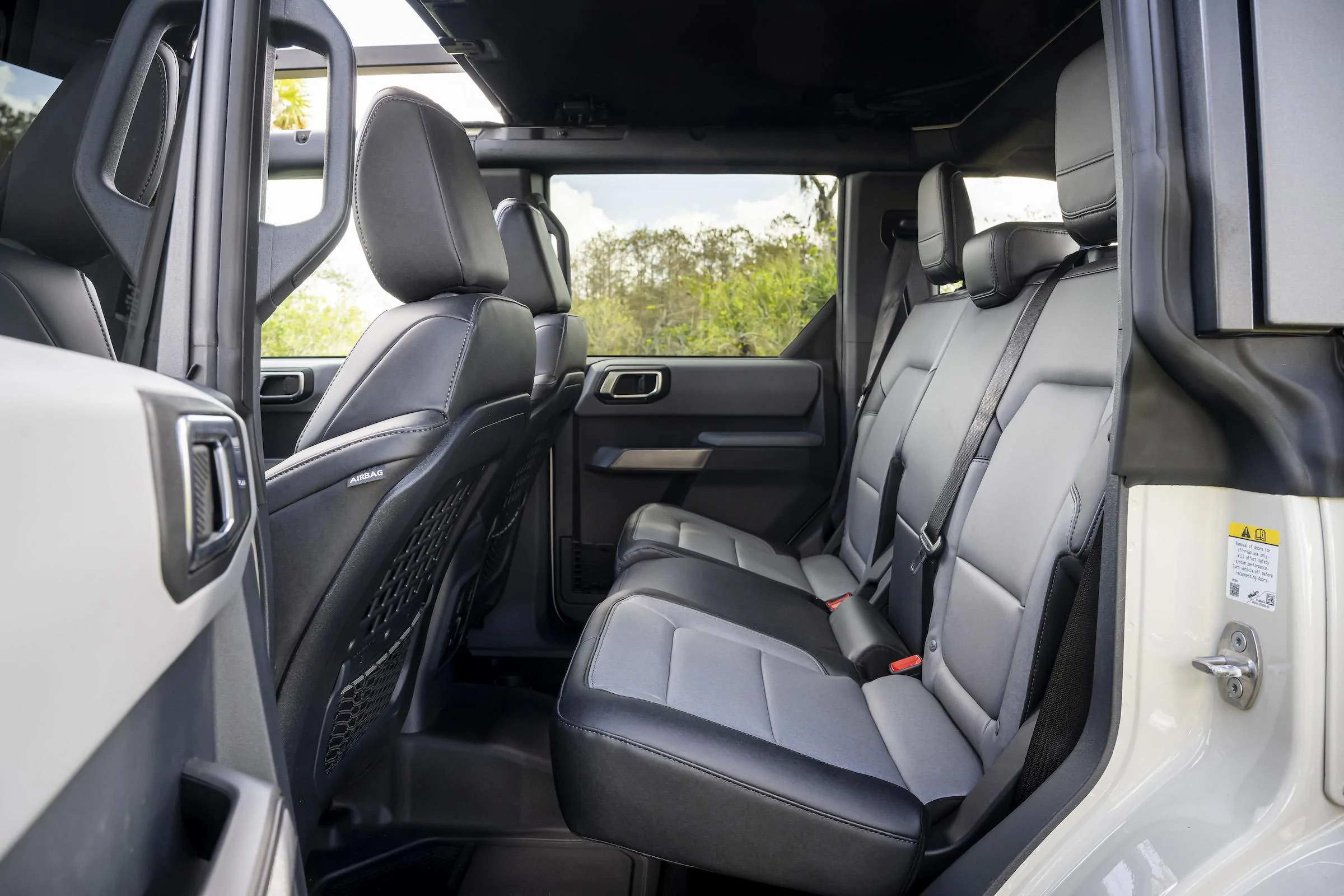 2022 Ford Bronco Everglades_interior_04.webp