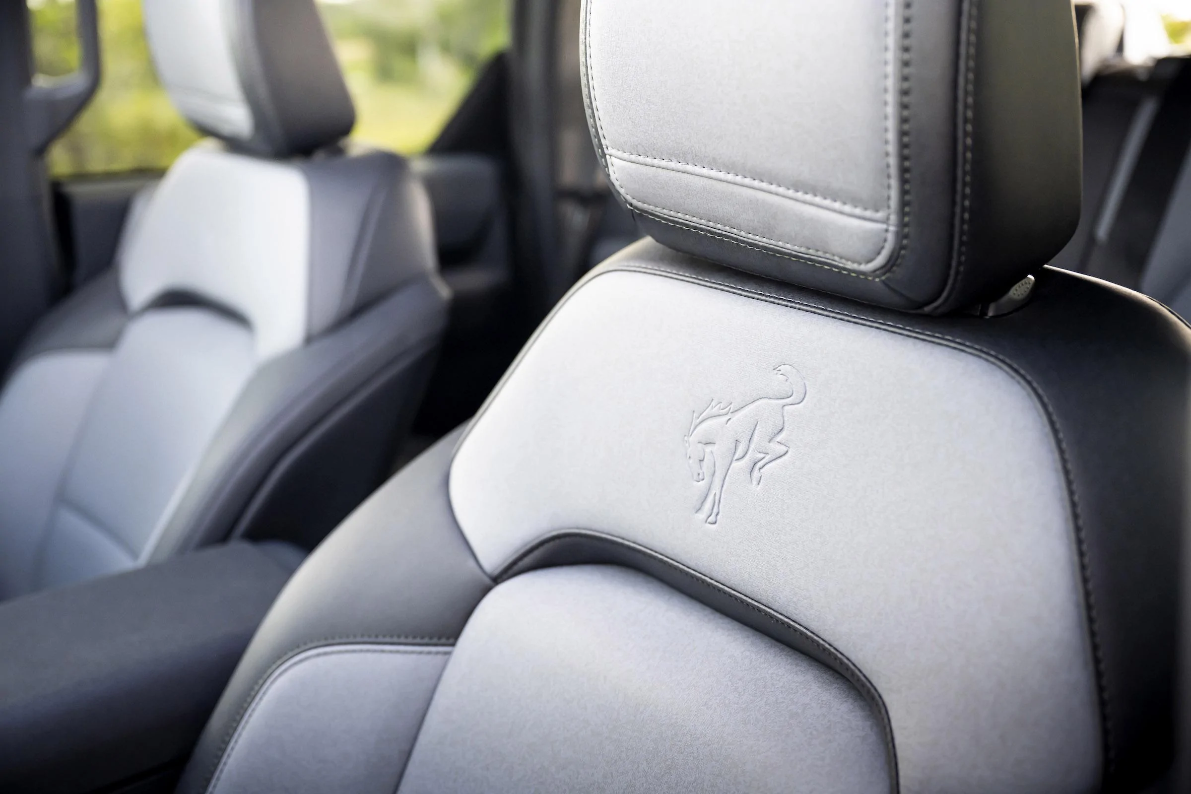 2022 Ford Bronco Everglades_interior_05.webp