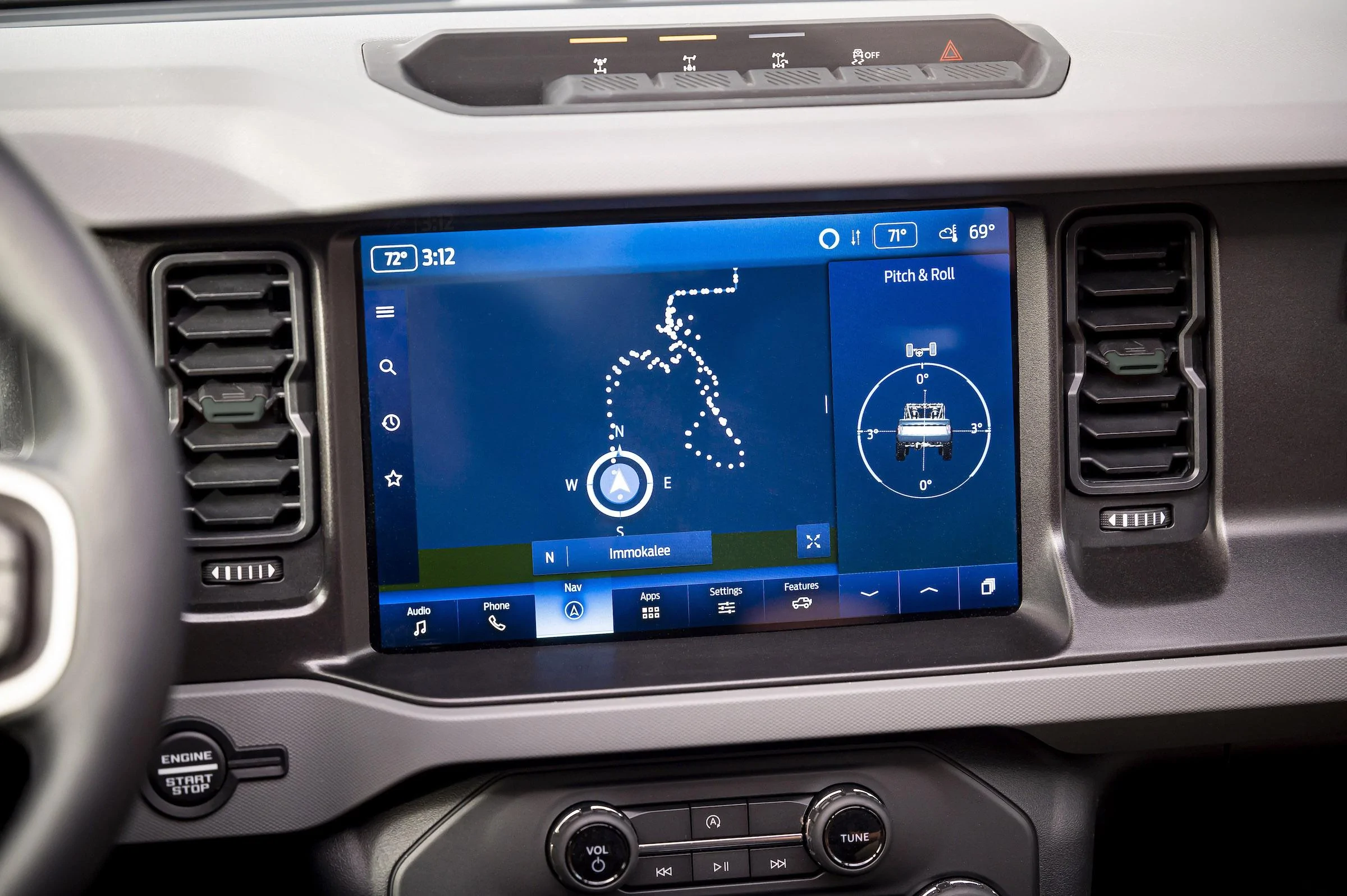 2022 Ford Bronco Everglades_interior_06.webp