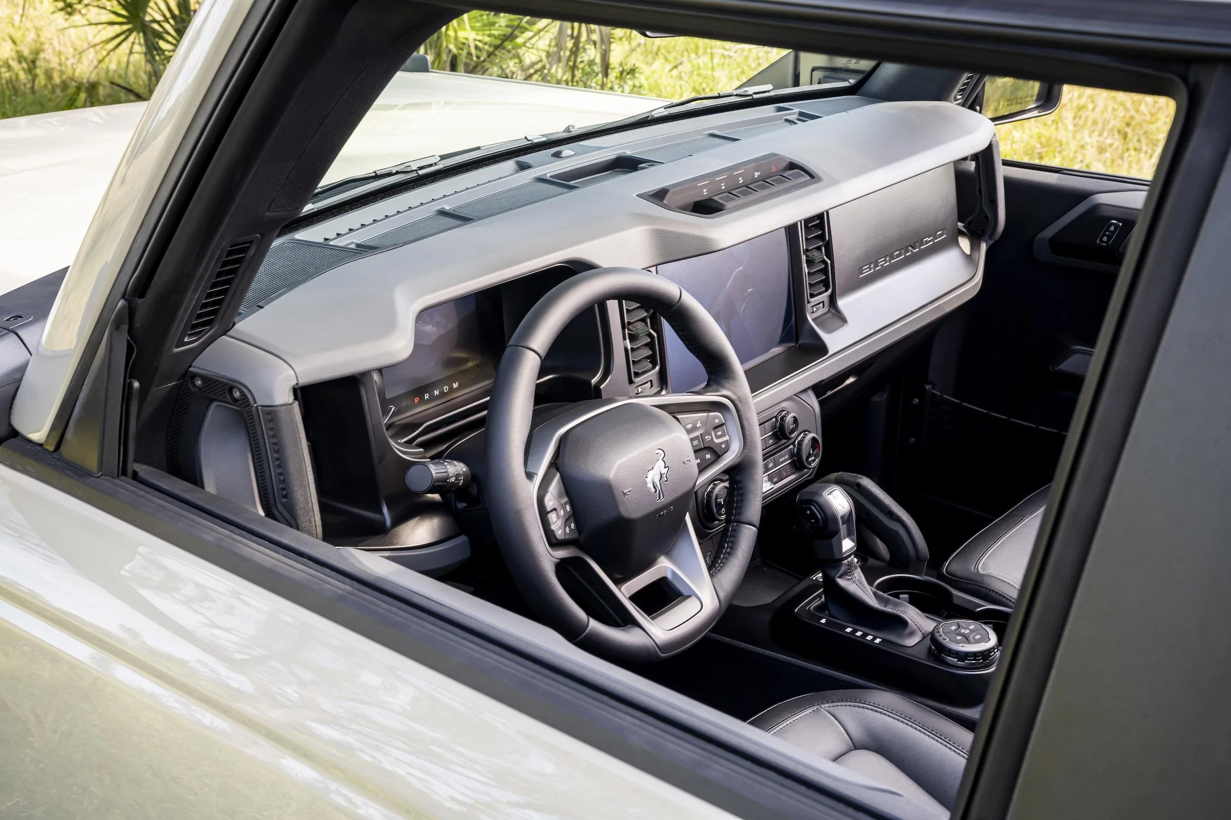2022 Ford Bronco Everglades_interior_09.webp