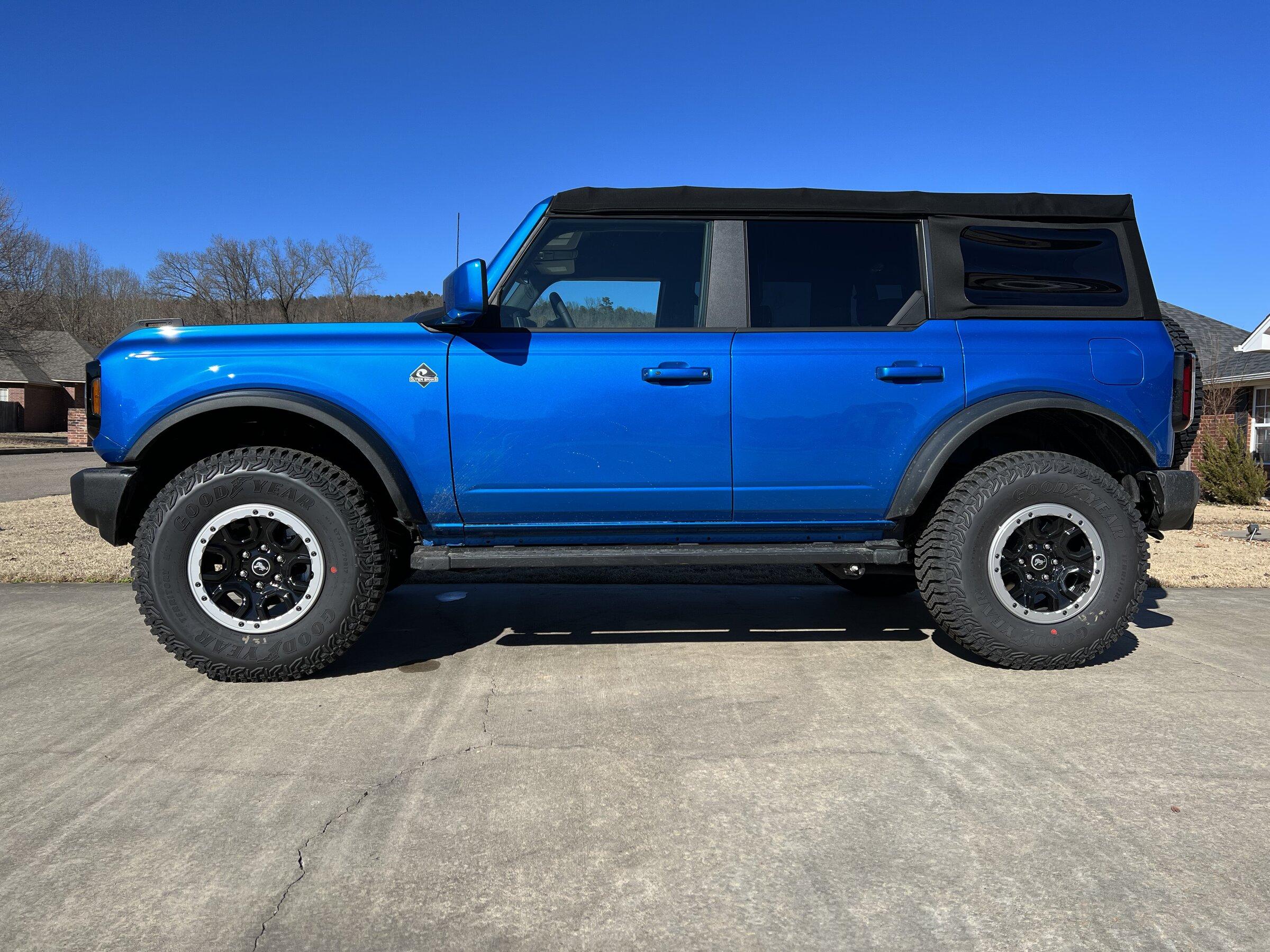 Ford Bronco VELOCITY BLUE Bronco Club 668AFA25-A4B2-4A97-8D1C-7B5FF88FD582