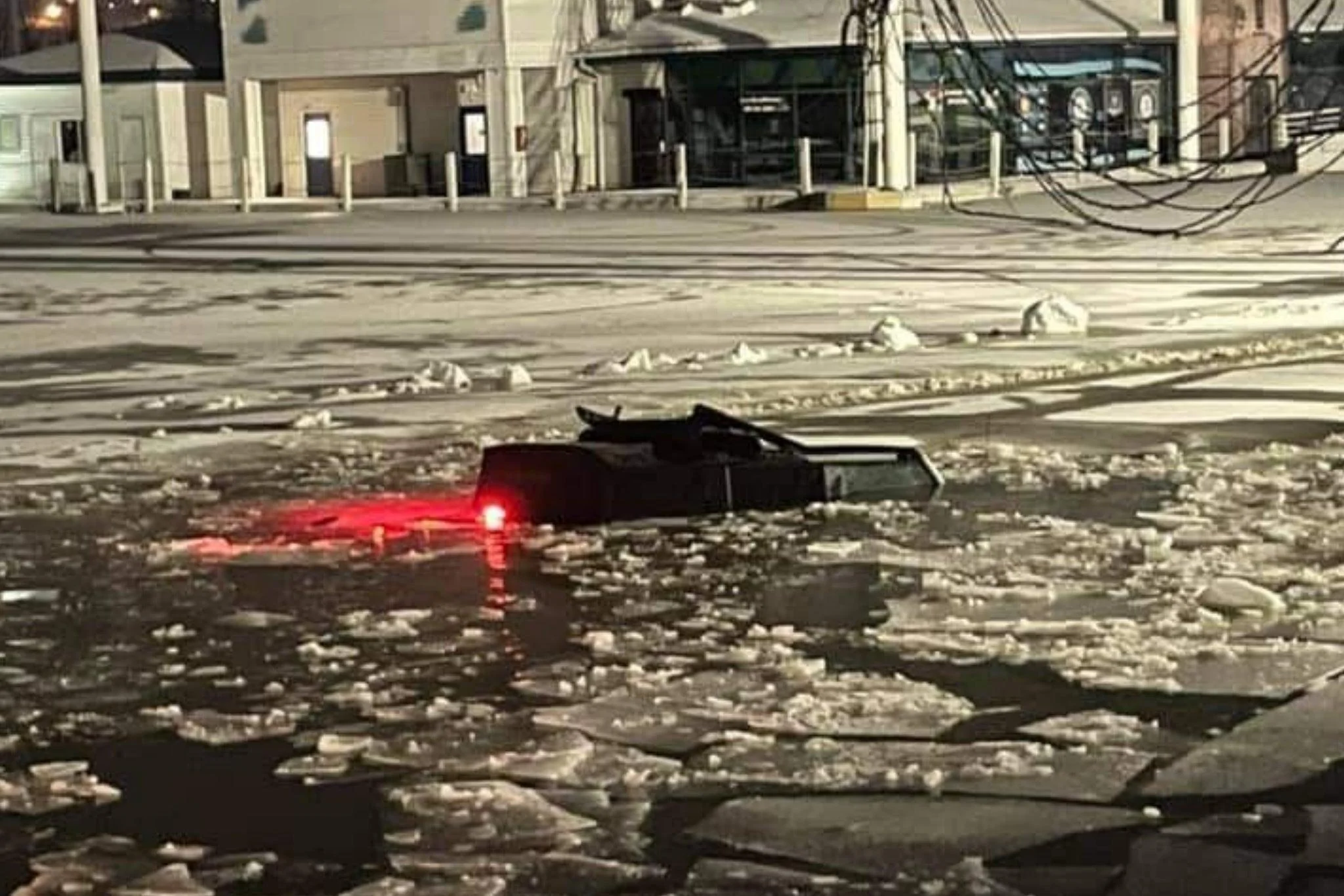 Ford Bronco Bronco sinks into frozen river after ignoring Road Closed sign message-editor_1644516281047-broncosunkinfrozenriverinlinea