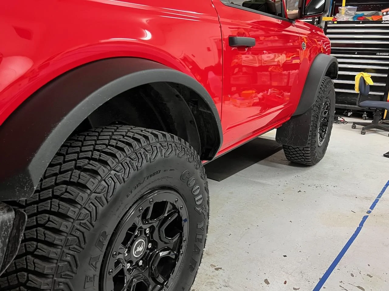 Ford Bronco PFBZ: Race Red Wildtrak 2-door Bronco mud flaps - 13