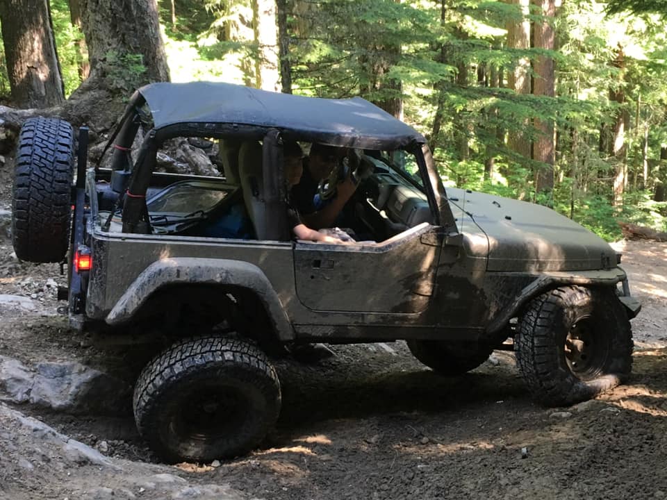 Ford Bronco Bronco suspension articulation video from Chicago auto show demo rides course 67226708_2278088312259874_7900375685661720576_n