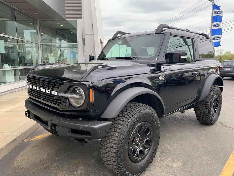 Ford Bronco Request: Carbonized Grey vs Shadow Black pics shadow-black-wildtrak-bronco-2-door-mic-top-1-