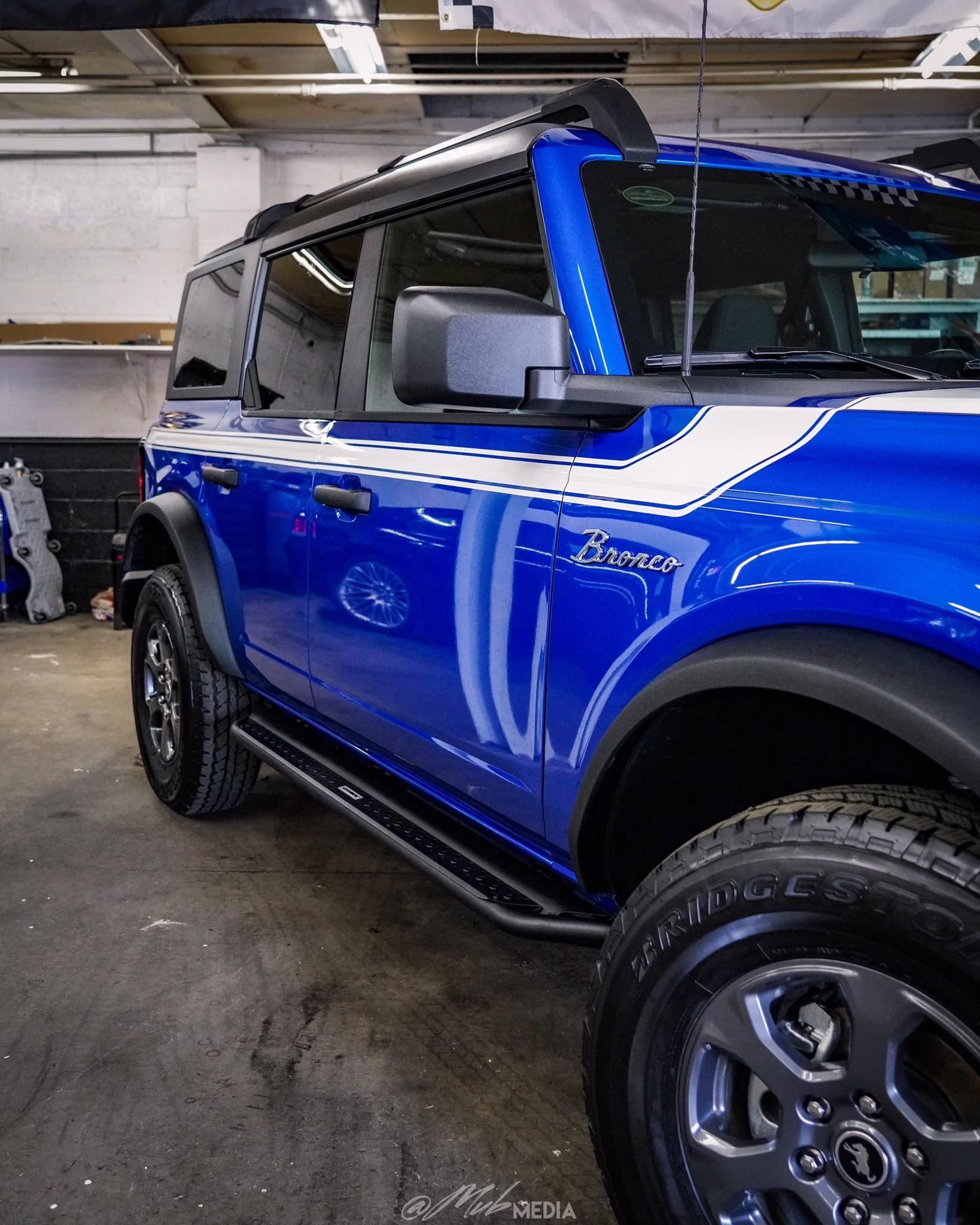 Ford Bronco VELOCITY BLUE Bronco Club E1B3C091-9EDA-4692-9BFB-B8927F1D9AAE